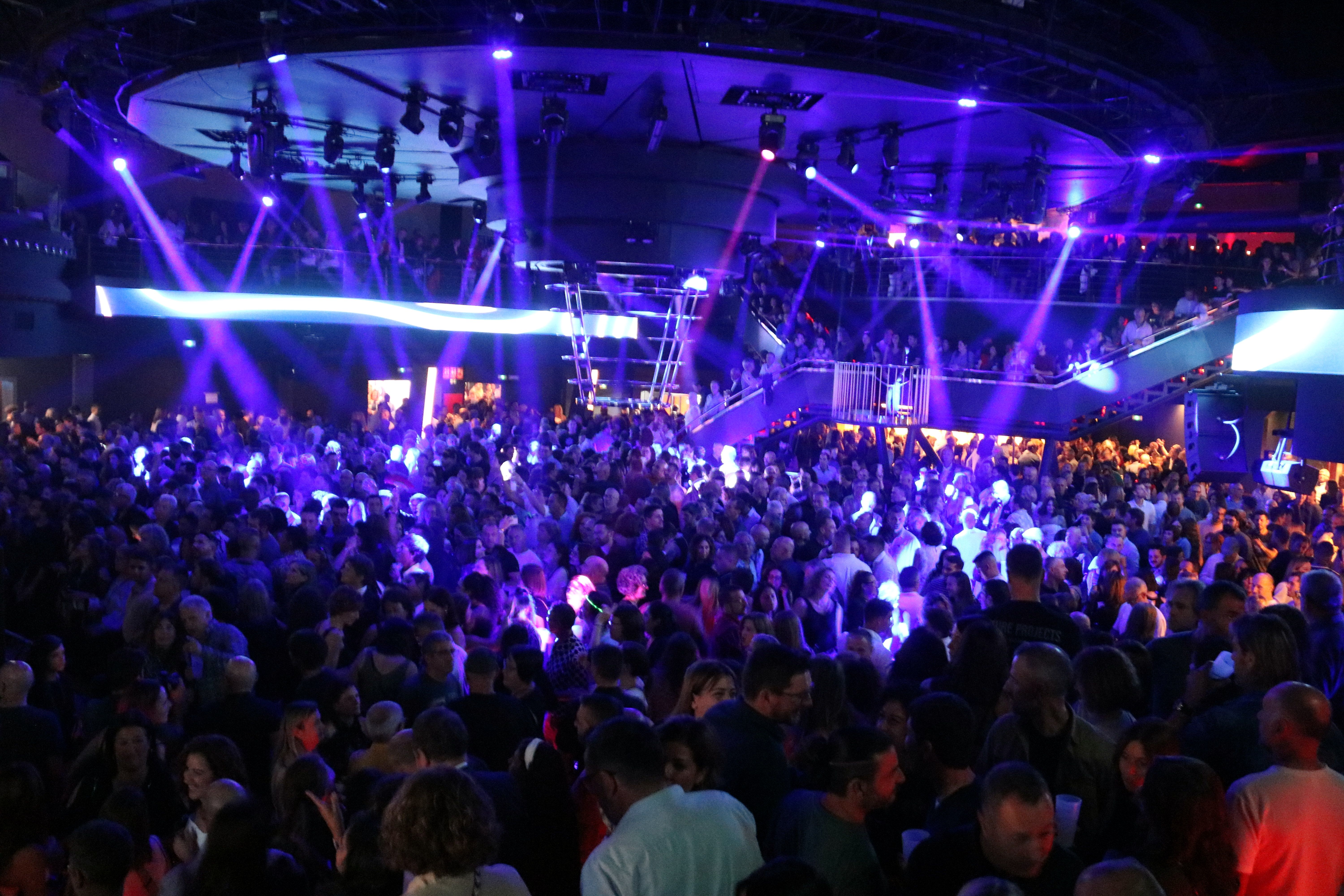 Sala Plató de la discoteca Big Ben plena de gom a gom durant la reobertura del complex | Alba Mor (ACN)