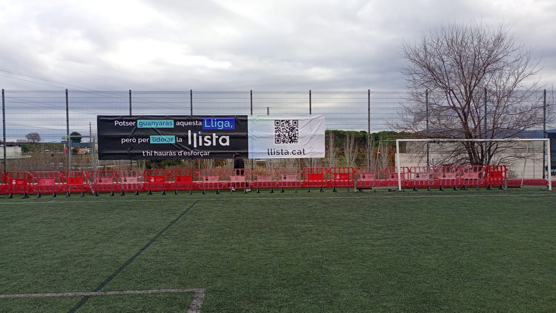 La pancarta sobre la Llista instal·lada en el partit que enfrontava el Ronin FC contra el Juventud 25 de septiembre B | Accent Obert