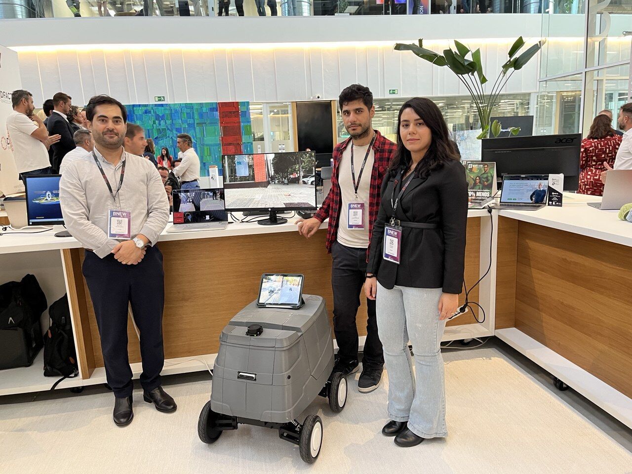 Els responsables d'Envimo, amb un dels robots autònoms 