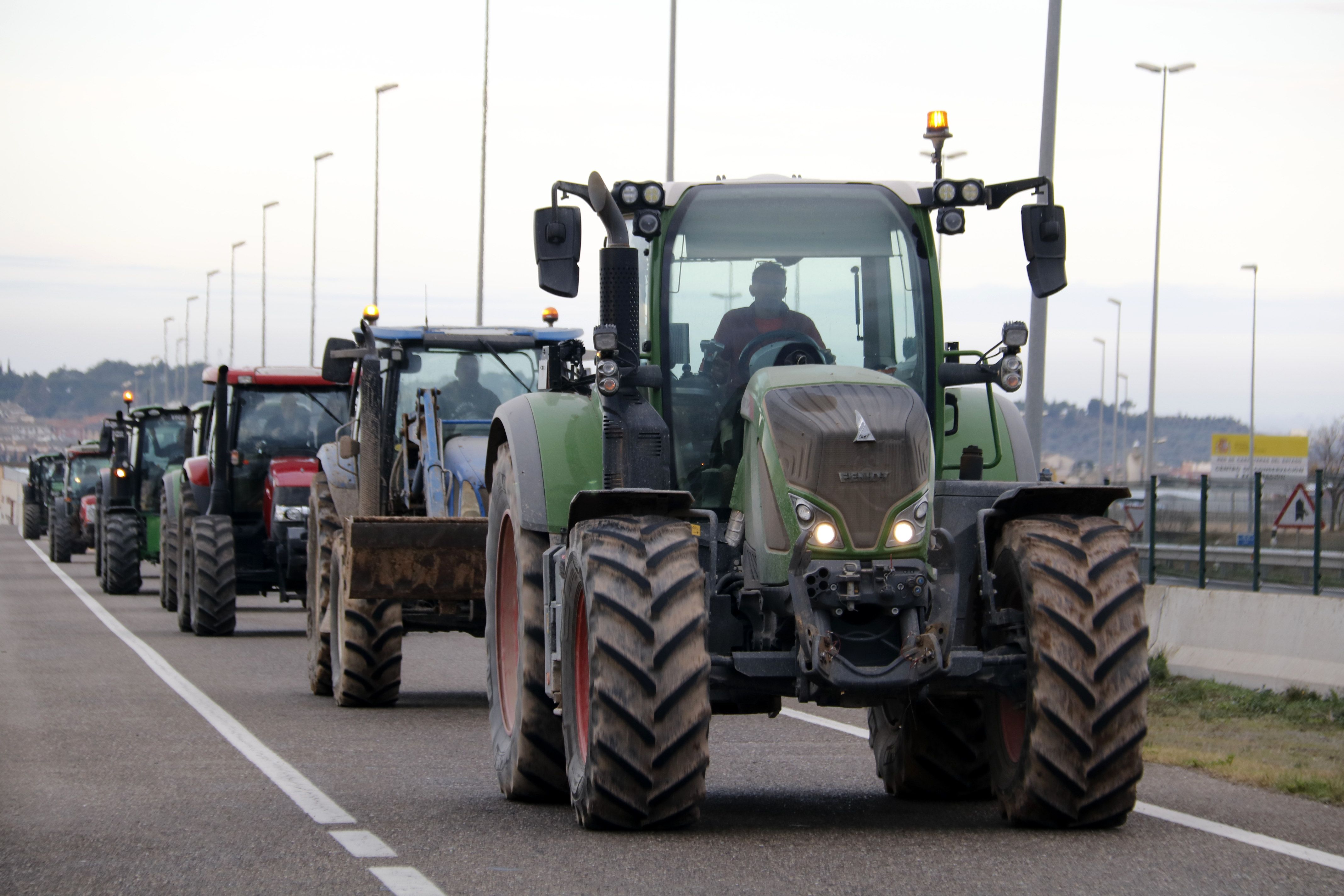 Tractors a la sortida de Tàrrega de camí al tall de l'Eix transversal a Cervera | Anna Berga (ACN)