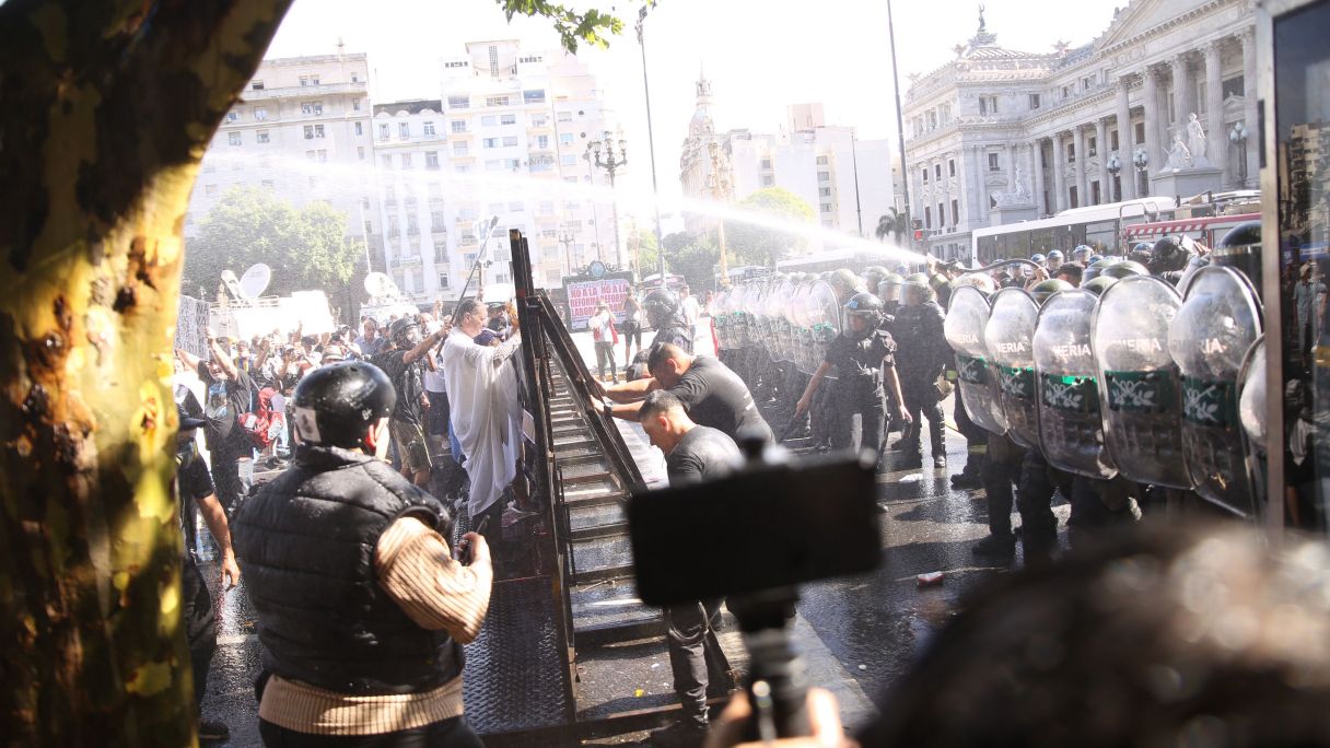 Manifestants i polícies en una protesta a Buenos Aires el passat 17 de desembre | Virginia Chaile (ZUMA Press Wire / DPA)