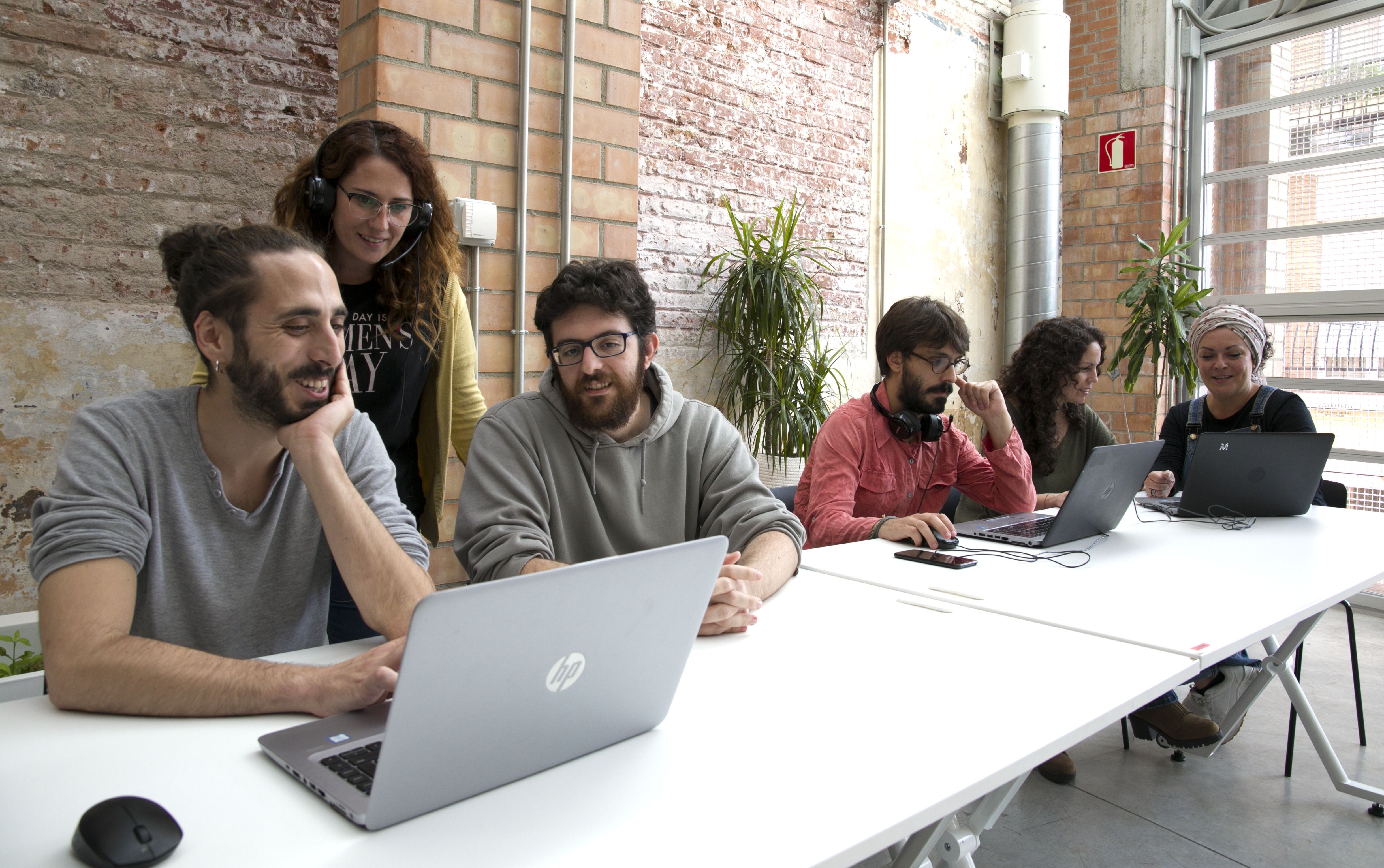 L'equip de Som Connexió a les seves instal·lacions de El Prat de Llobregat. FOTO: Cedida