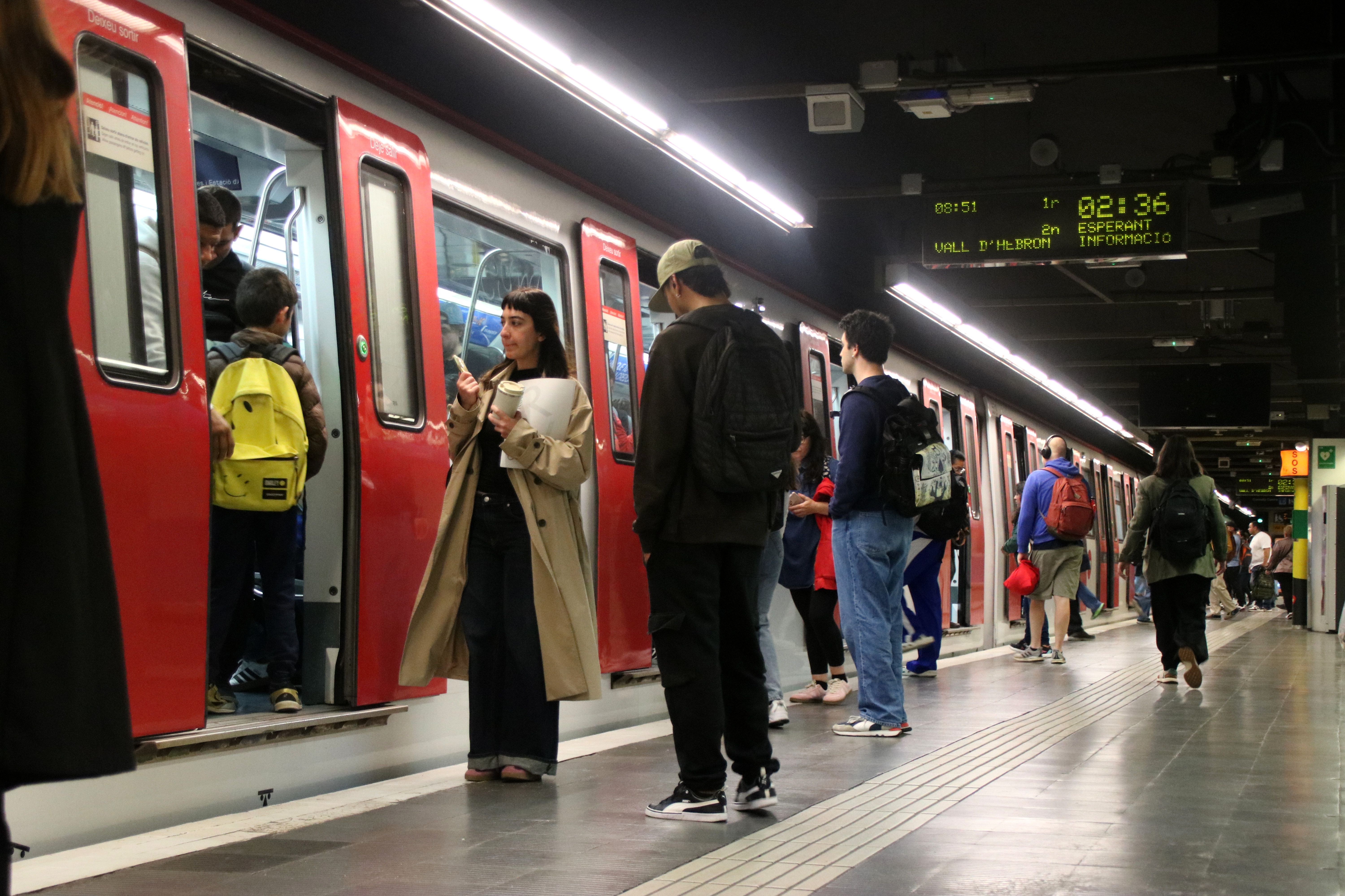 El andén del metro de la estación de Sants de la L5 del metro de Barcelona | Albert Hernàndez (ACN)