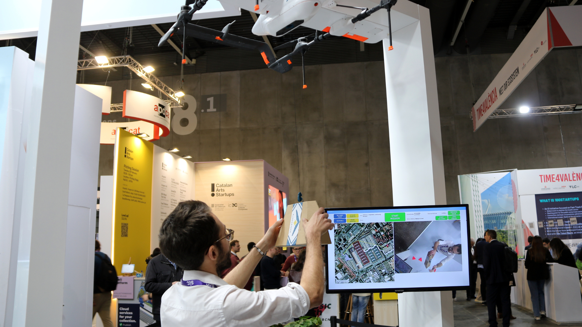 El dron de paquetería de la startup Aerotech, en el estand de Acció en el 4YFN | Jordi Bataller (ACN)