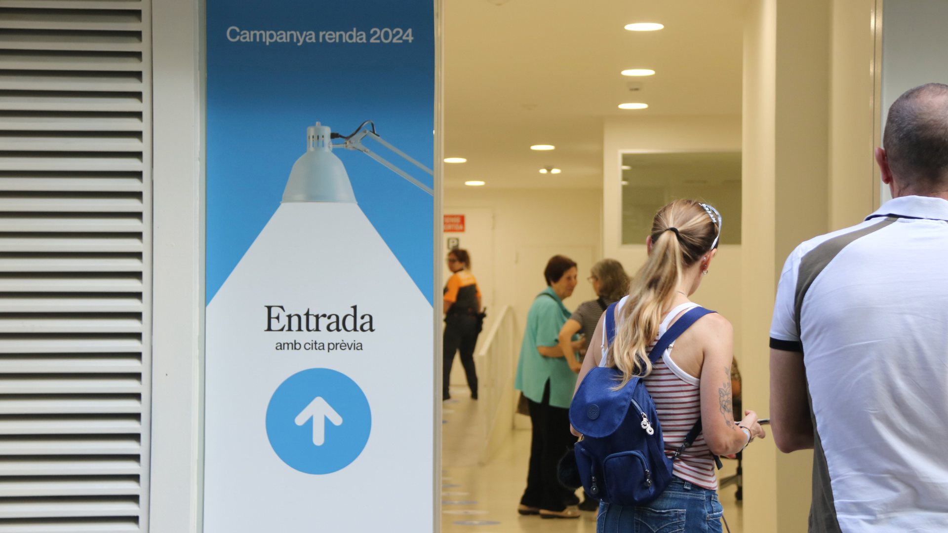 Persones fent cua a una oficina de l'Agència Tributària de Catalunya (ATC) per rebre atenció presencial per fer la declaració de la renda | Maria Asmarat (ACN)