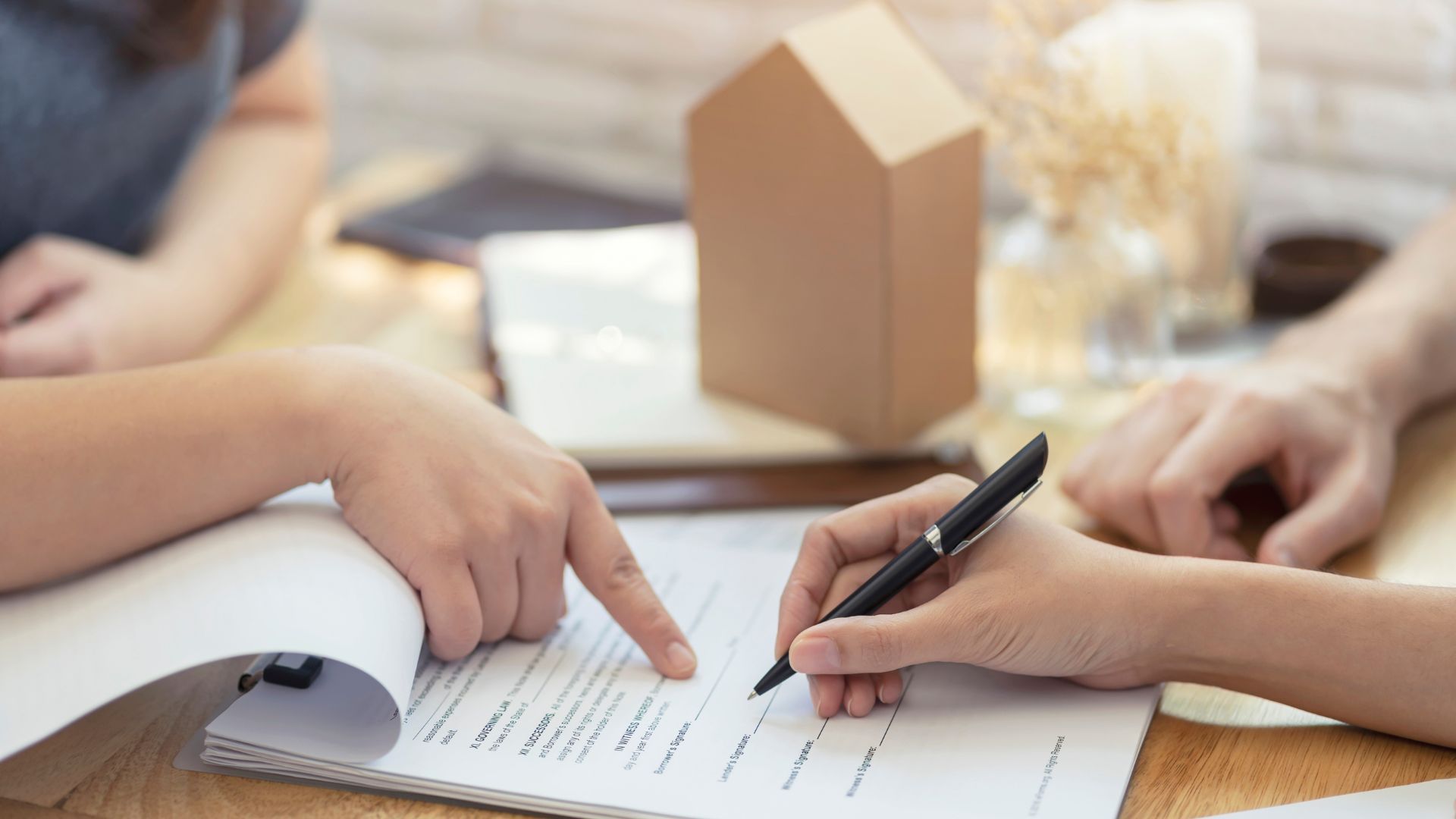 Un client formalitza la seva hipoteca amb la signatura de l'operació | iStock