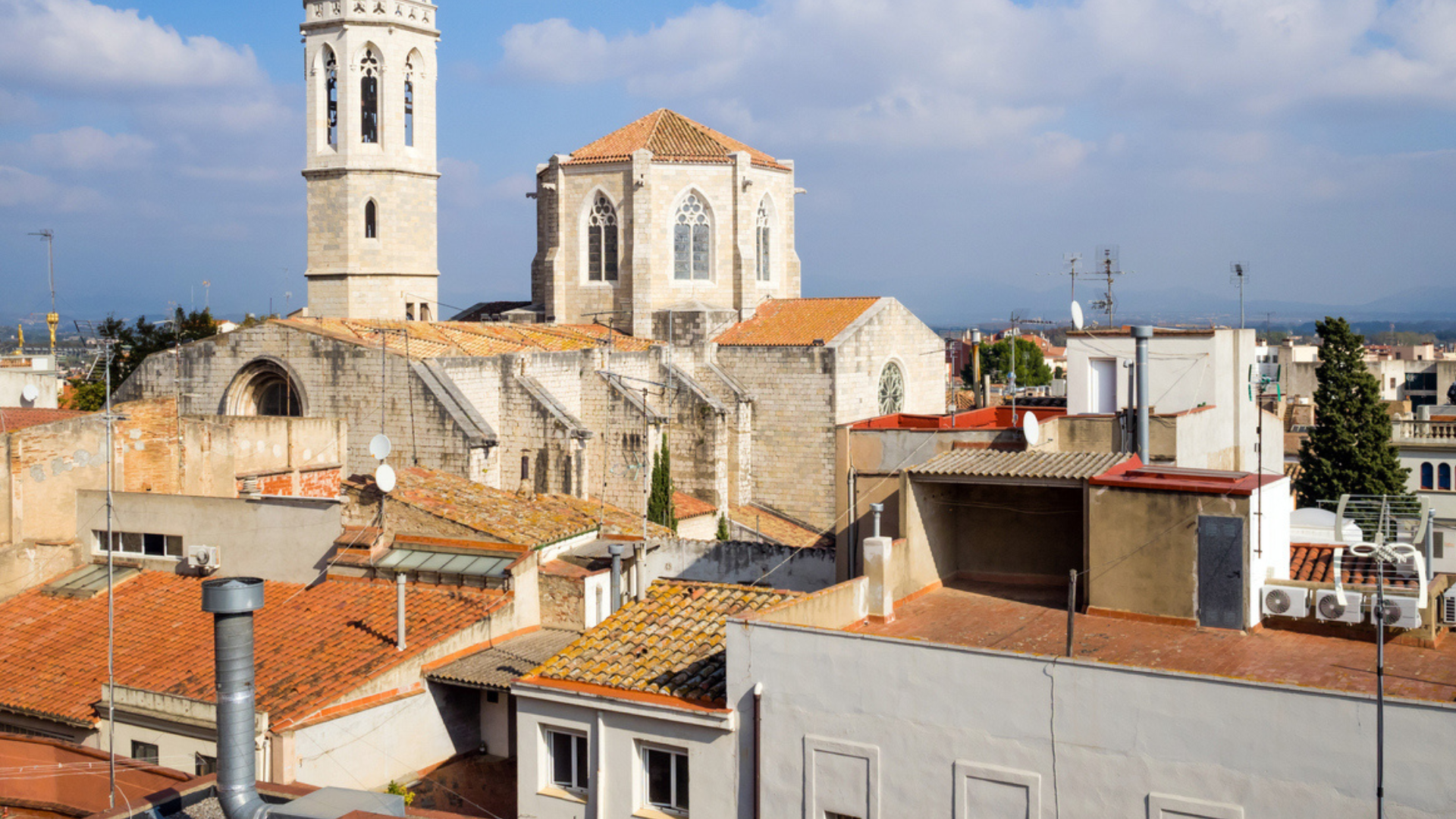 Antiguas viviendas del núcleo urbano de Figueras | iStock