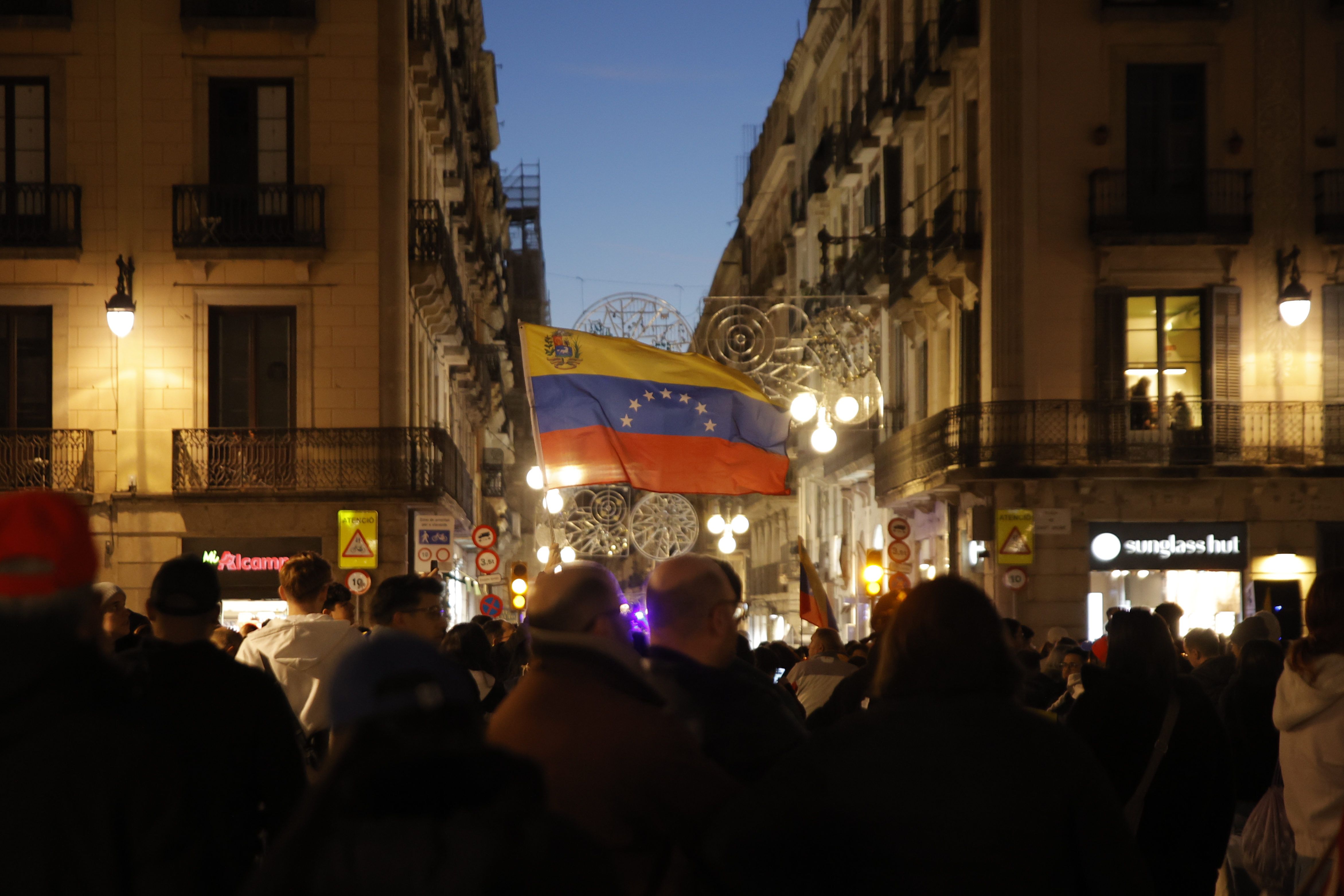 Desenes de persones durant la concentració convocada per SOS Veneçuela | EP