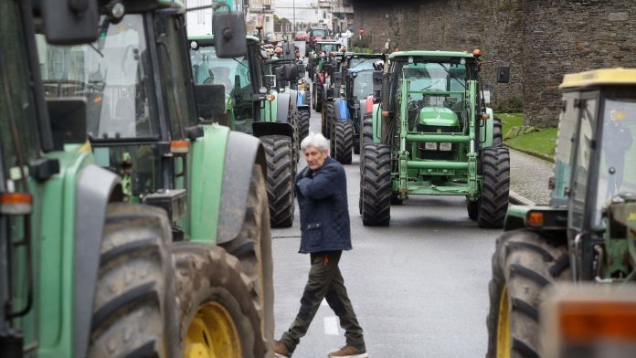 Manifestants durant una tractorada en contra de l'acord assolit de Mercosur a Lugo, Galícia | Carlos Castro (Europa Press)