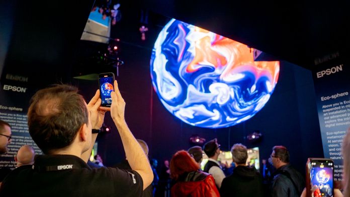 Asistentes del ISE, en un espacio expositivo de Epson | Cedida Asistentes del ISE, en un espacio expositivo de Epson | Cedida