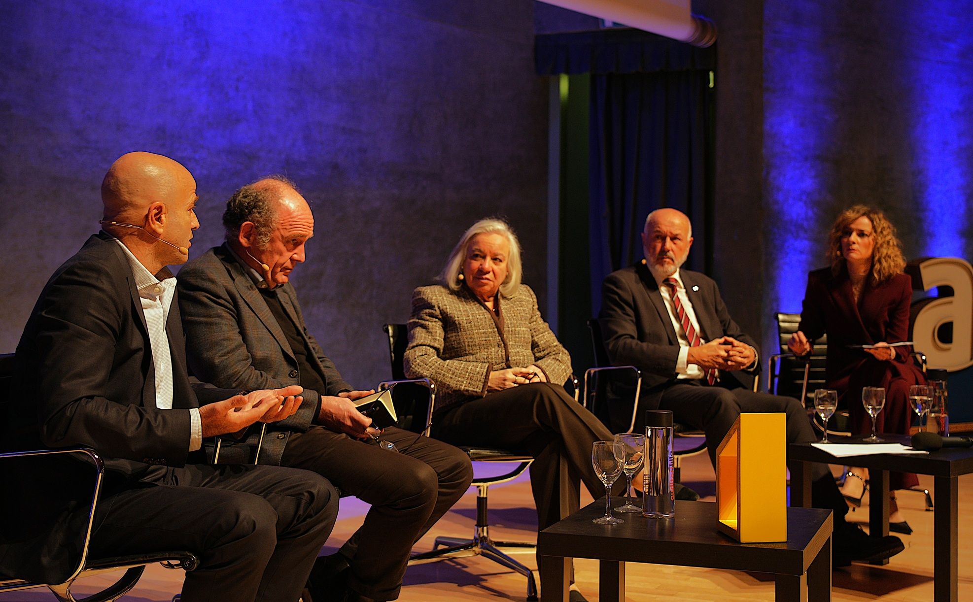 Xavier Vilajoana (APCE), Guim Costa (Colegio de Arquitectos), Montserrat Junyent (COAPI de Barcelona/AIC), Lorenzo Viñas (Colegio de Administradores de Fincas) y Cristina Riba (moderadora), en el acto de la API | Cedida
