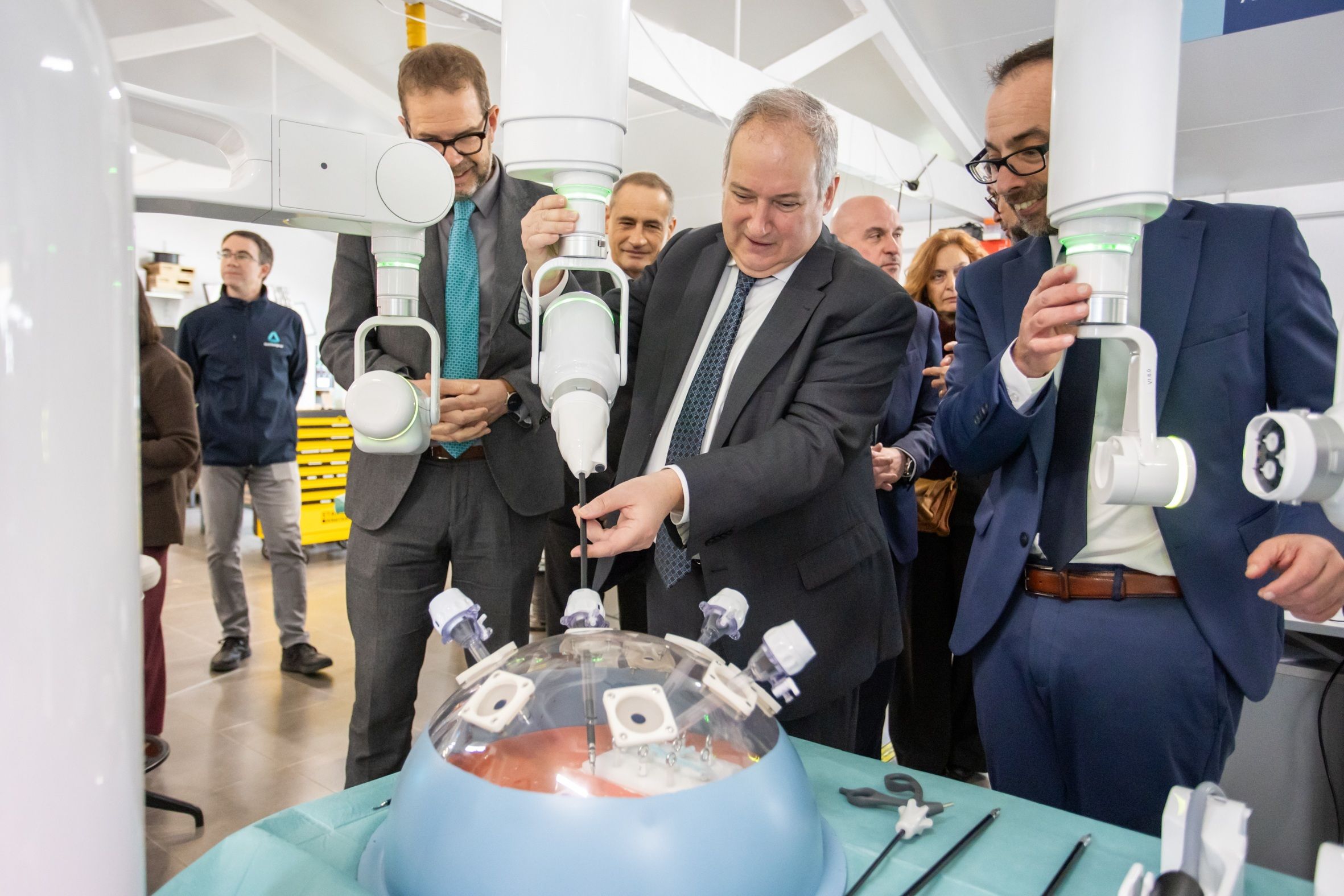 Hereu inaugura la planta de producció del robot quirúrgic Bitrack de Rob Surgical |EP