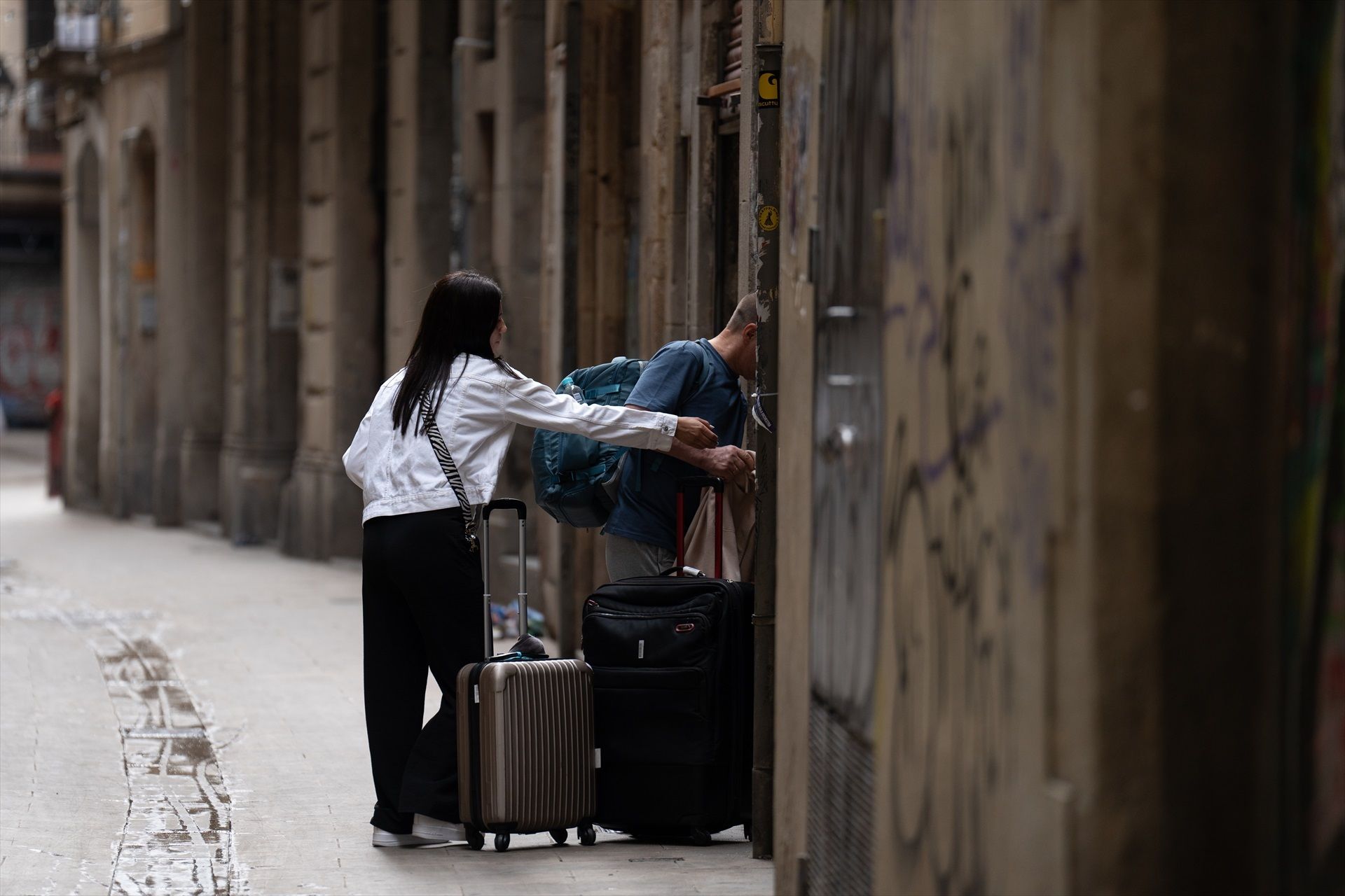 Dos turistes amb maletes al centre de Barcelona | David Zorrakino (Europa Press)