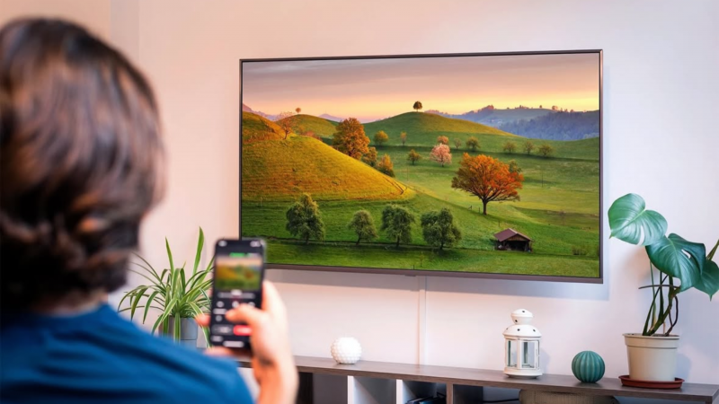 Un usuario observa una obra proyectada en el televisor mediante WindowSight | Cedida