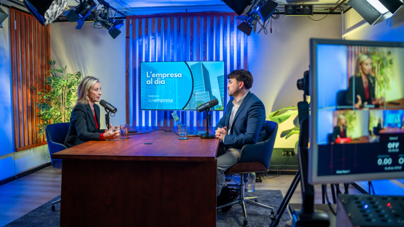 Anna Gener i Carlos Rojas conversen durant l’enregistrament del pòdcast ‘L’empresa al dia’ | Carolina Santos