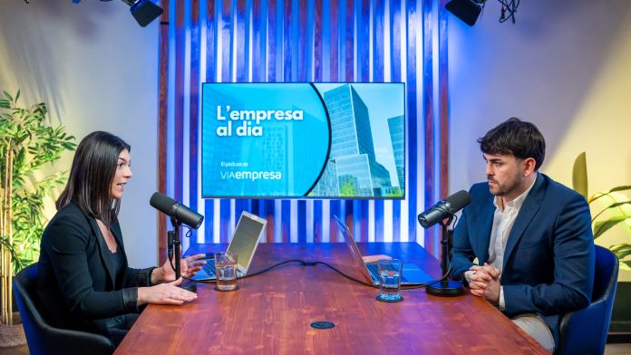 Los periodistas Ana M. González y Carlos Rojas, en el primer episodio de la tercera temporada de 'L'empresa al dia' | Carolina Santos