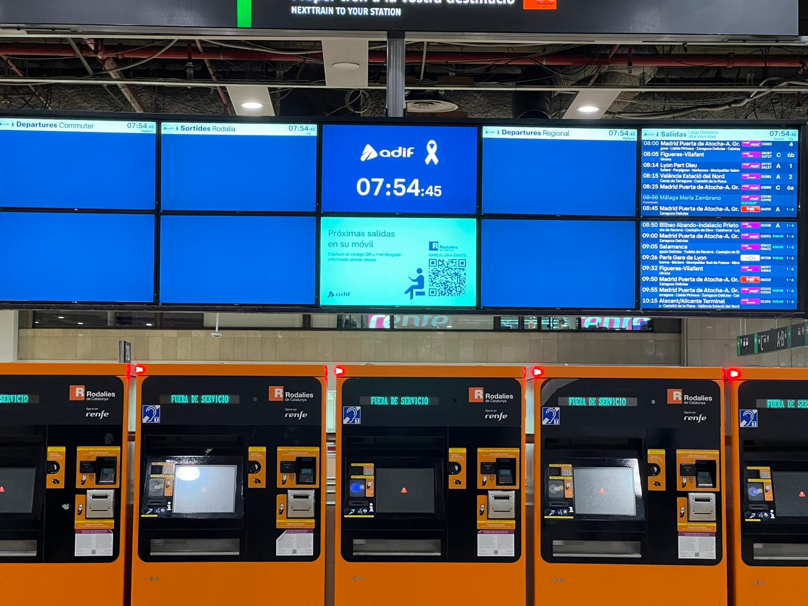 Imagen de las pantallas de Sants sin trenes | Aina Martí (ACN)