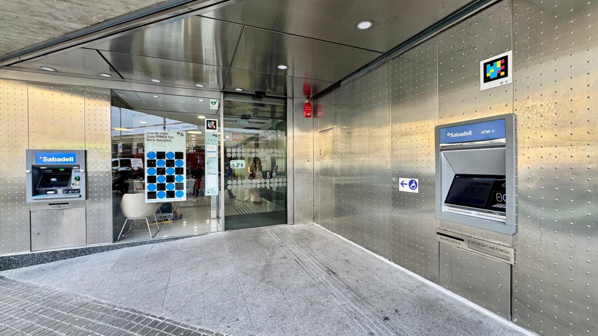 Entrada a la oficina del Banco Sabadell, en Rambla Catalunya. En la pared, la presencia de un código NaviLens | Cedida