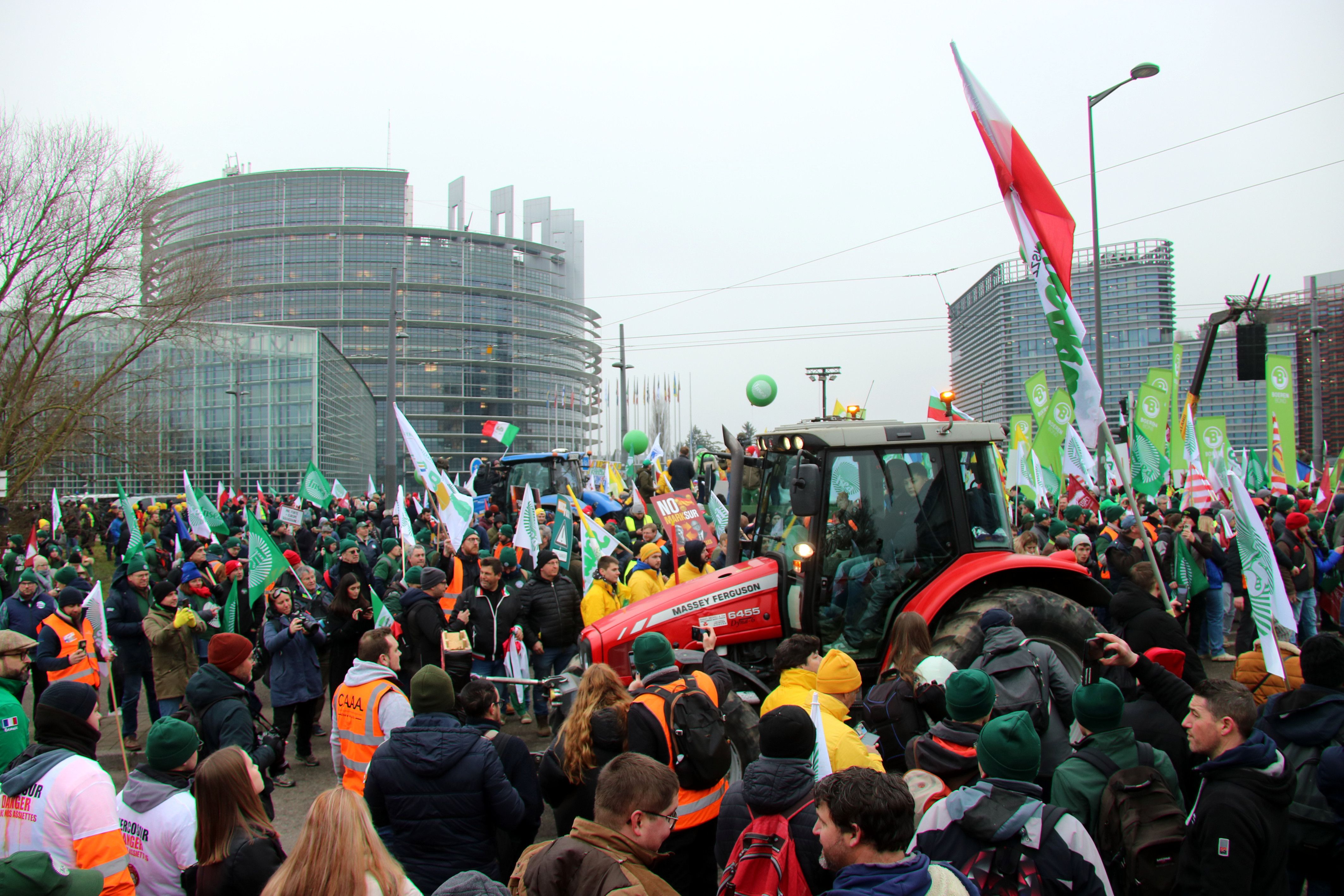 Decenas de tractores y agricultores protestan contra el Mercosur delante del Parlamento Europeo | Natàlia Segura (ACN)