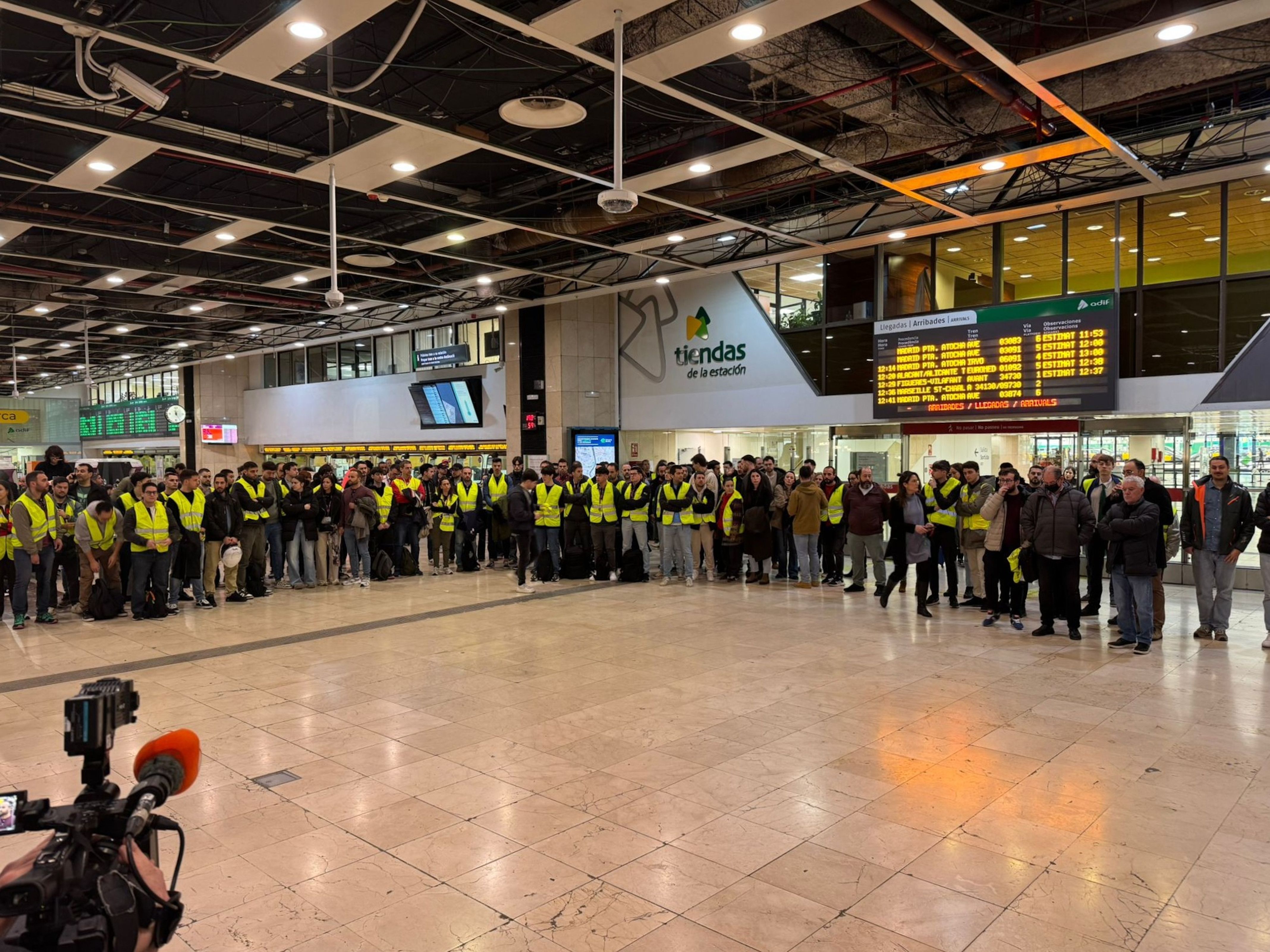 Los trabajadores de Renfe hacen un minuto de silencio en el vestíbulo de la estación de Sants | Cedida