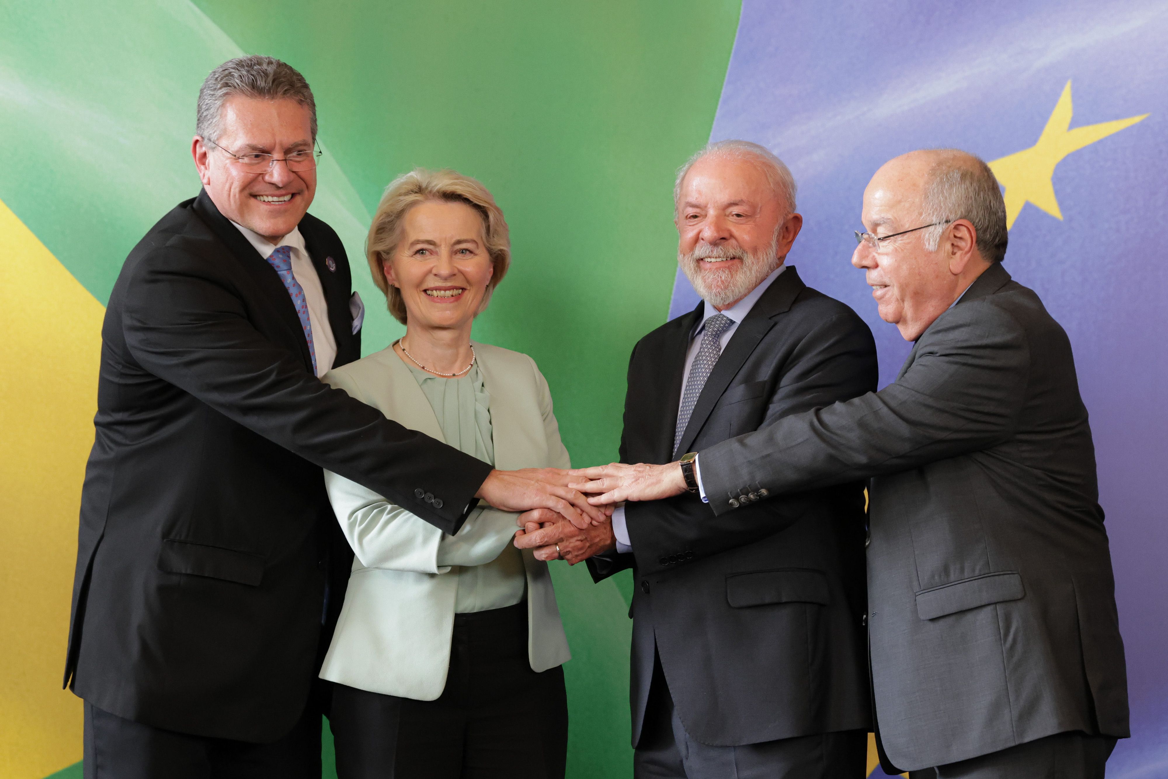 La presidenta de la Comissió Europea, Ursula von der Leyen, i el president del Brasil, Luiz Inácio Lula da Silva, durant la visita de la líder comunitària a la capital brasilera amb motiu de la firma de l'acord amb Mercosur | Comissió Europea