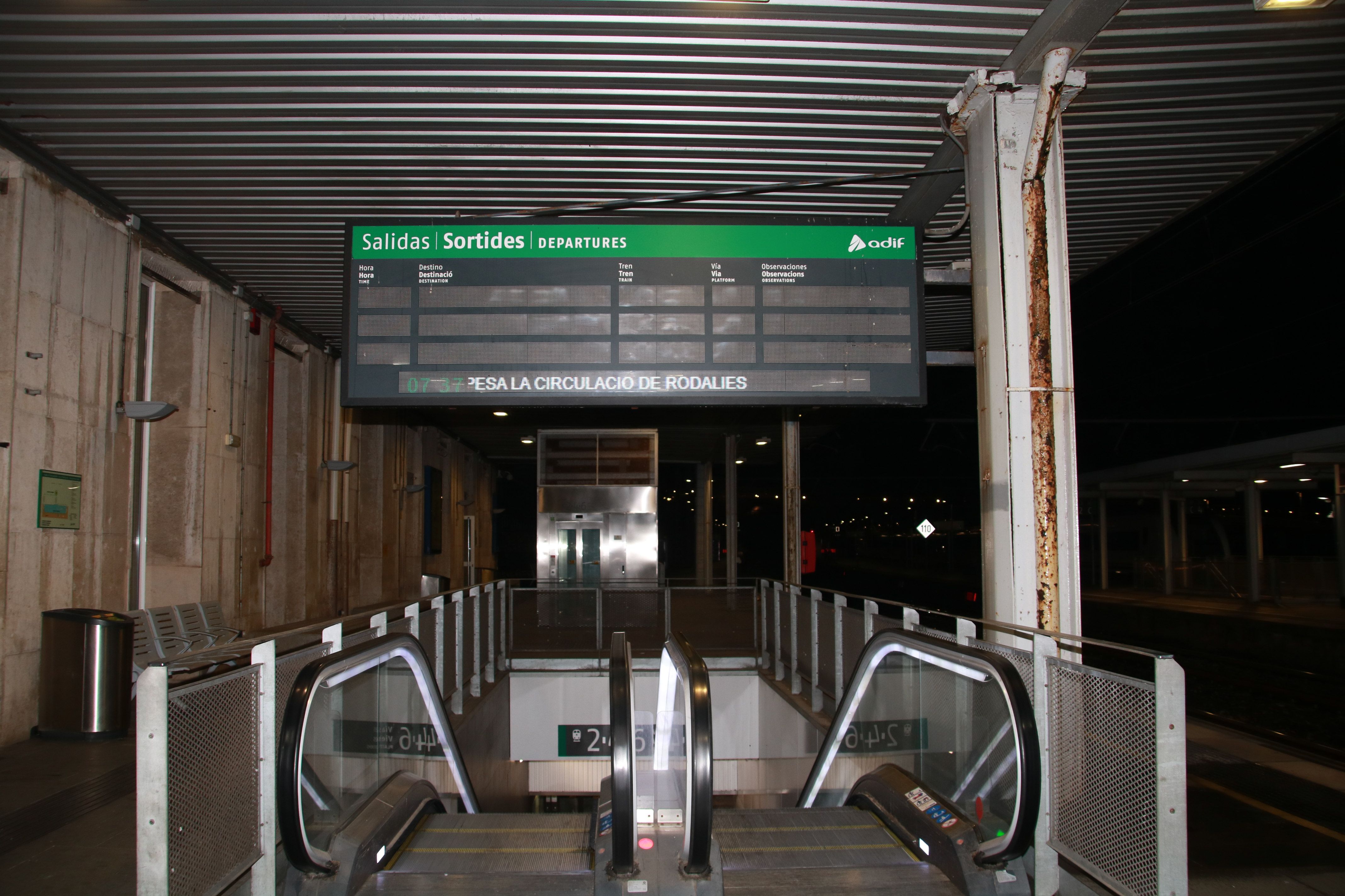 Panel informativo que indica que el servicio ferroviario está suspendido en la estación de Tarragona en el segundo día del corte | Mar Rovira (ACN)