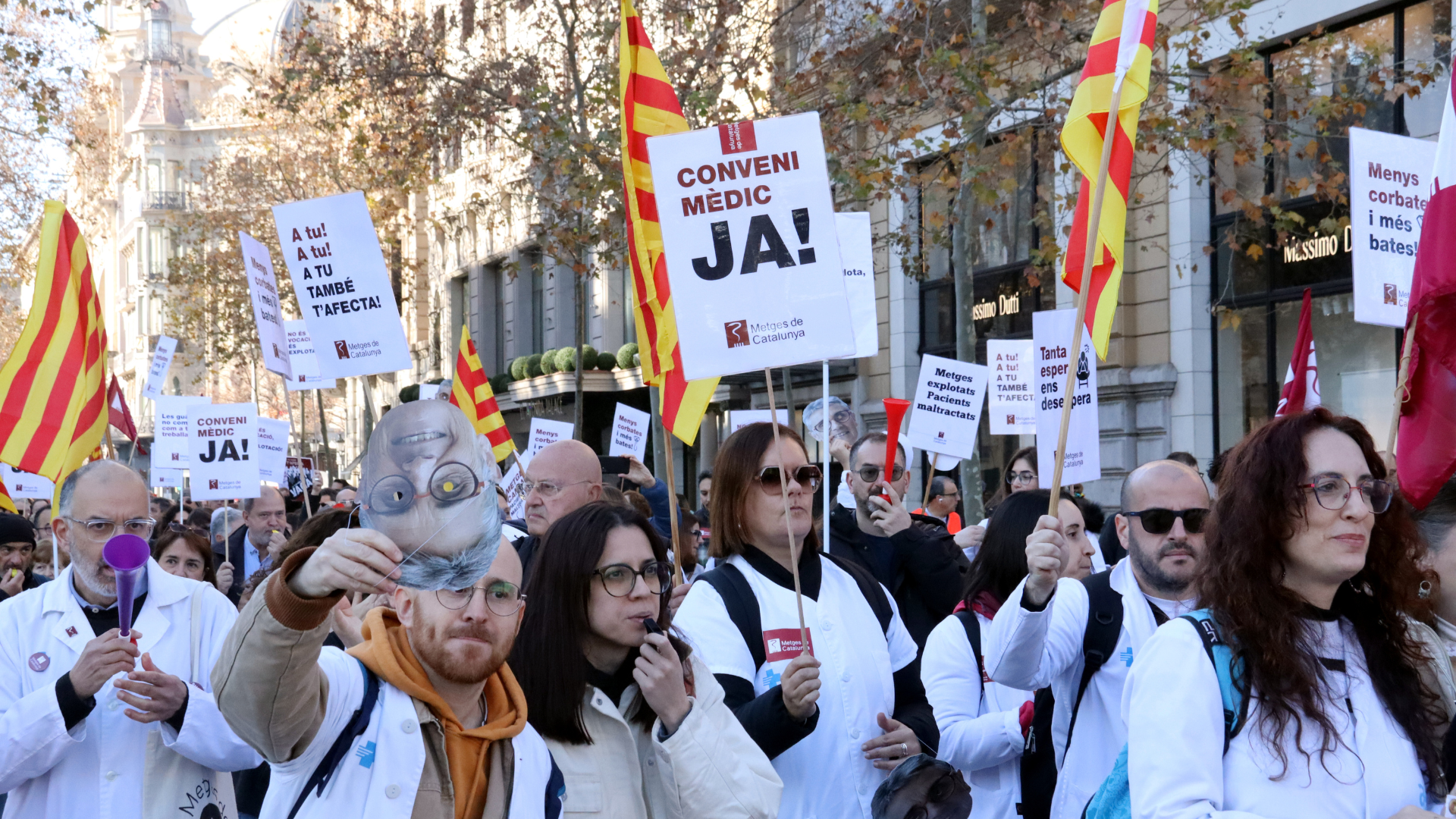 Manifestación de médicos al paso por la Gran Vía | Nazaret Romero (ACN)