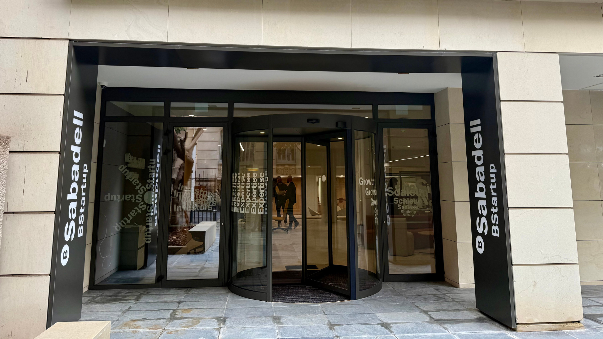 Vista exterior del nuevo ‘hub’ de Banc Sabadell en el Pasaje Mercader, en el centro de Barcelona | Cedida