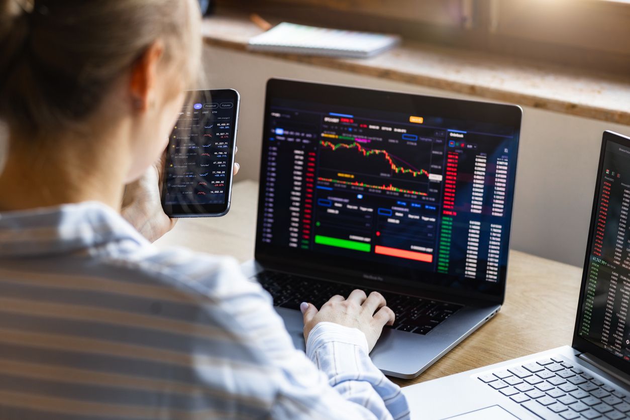 El hecho de que la gente joven se aproxime a los mercados es muy positivo, pero no está exenta de riesgos | iStock