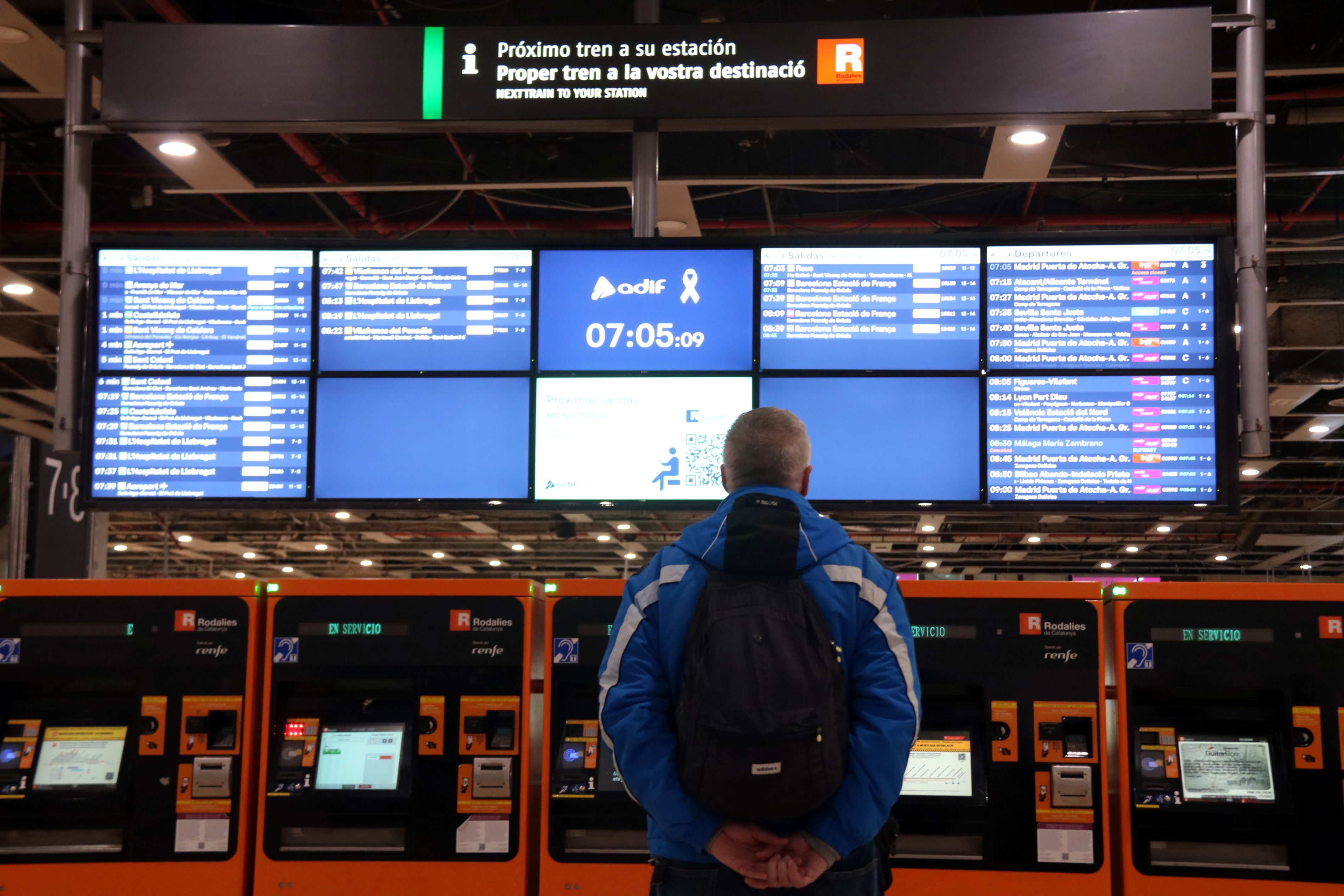 Un pasajero en la estación de Sants | Andrea Salazar (ACN)