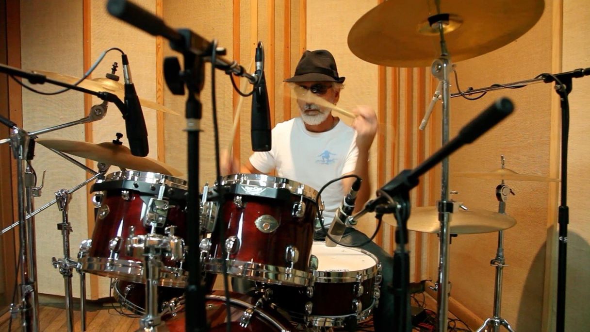 Carlos Segura tocando la batería durante una sesión | Cedida por Carlos Segura