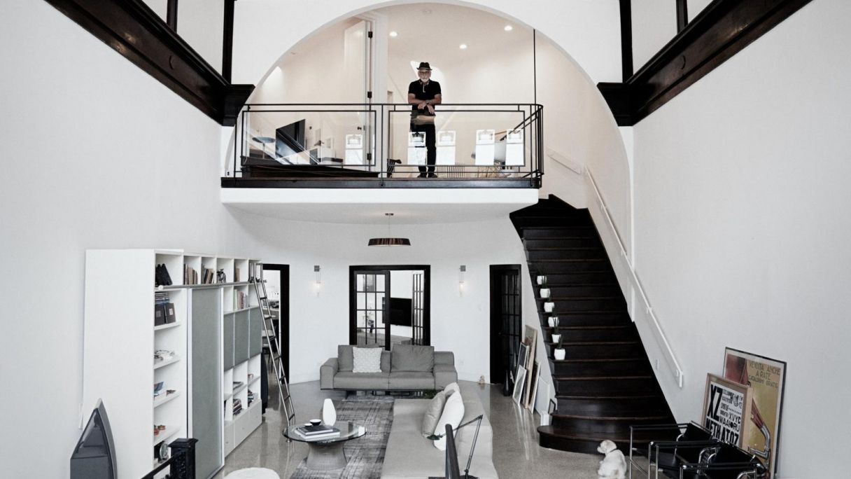 Carlos Segura posa en el interior de una vivienda | Cedida por Carlos Segura