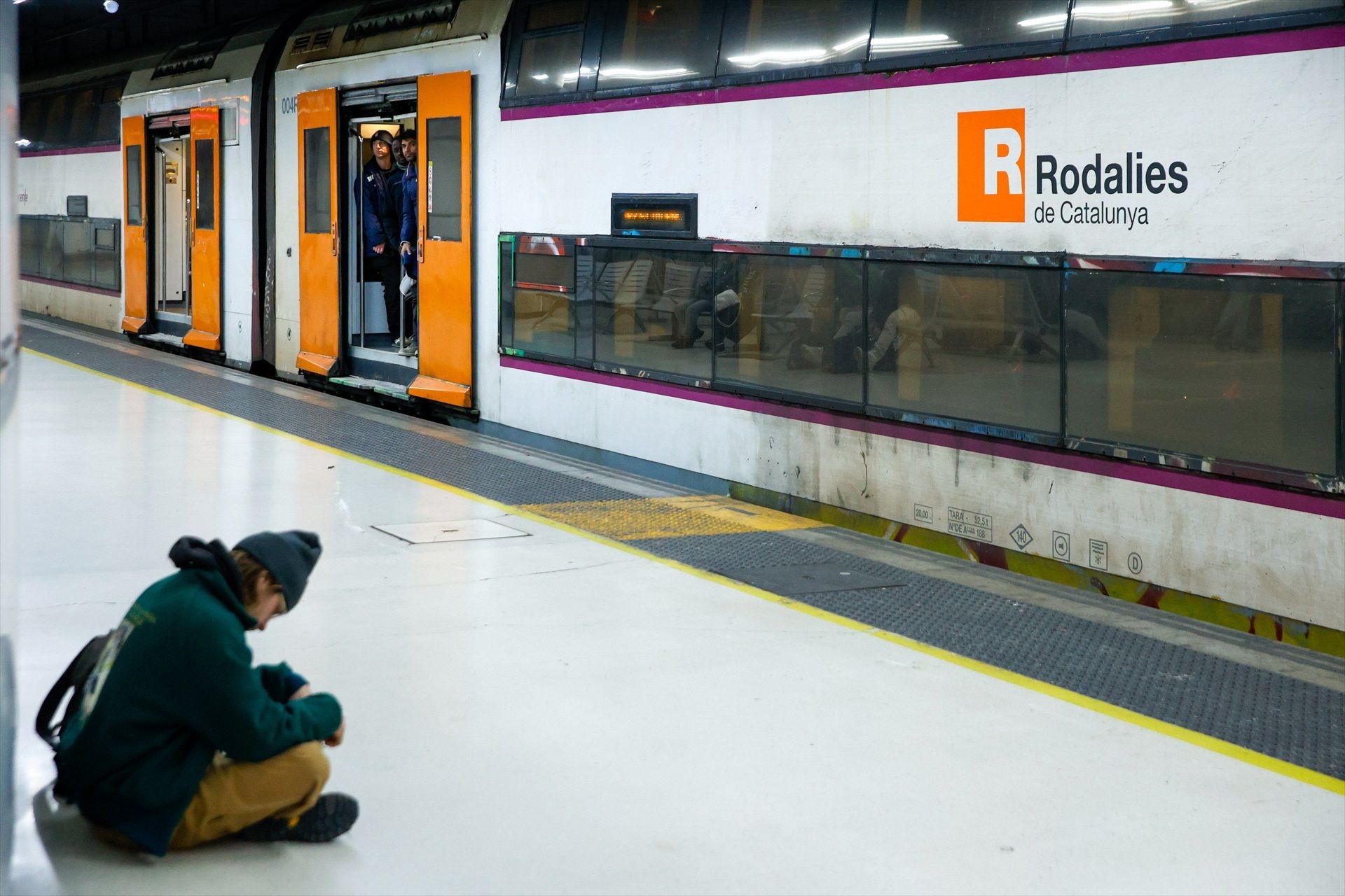 Viajeros esperando un Rodalies en la estación de Sants, el pasado lunes 26 de enero | Kike Rincón (Europa Press)
