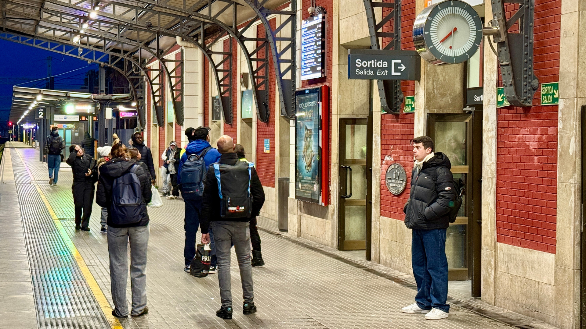 Estación de Rodalies de Mataró, con usuarios esperando trenes que no circulan | Jordi Pujolar (ACN)