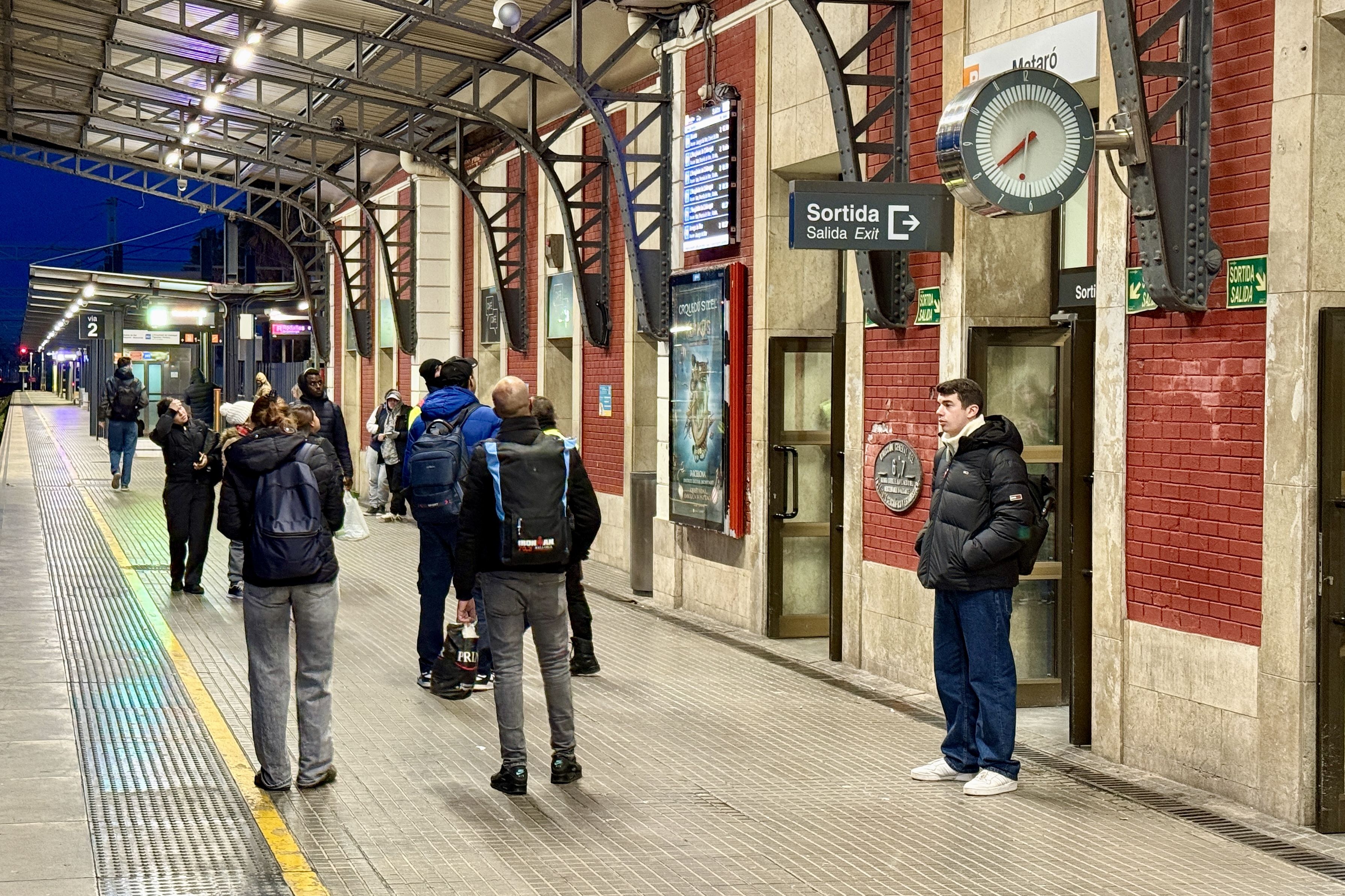 L'estació de Rodalies de Mataró aquest dilluns 26 de gener, amb usuàris esperant trens que no circulen | Jordi Pujolar