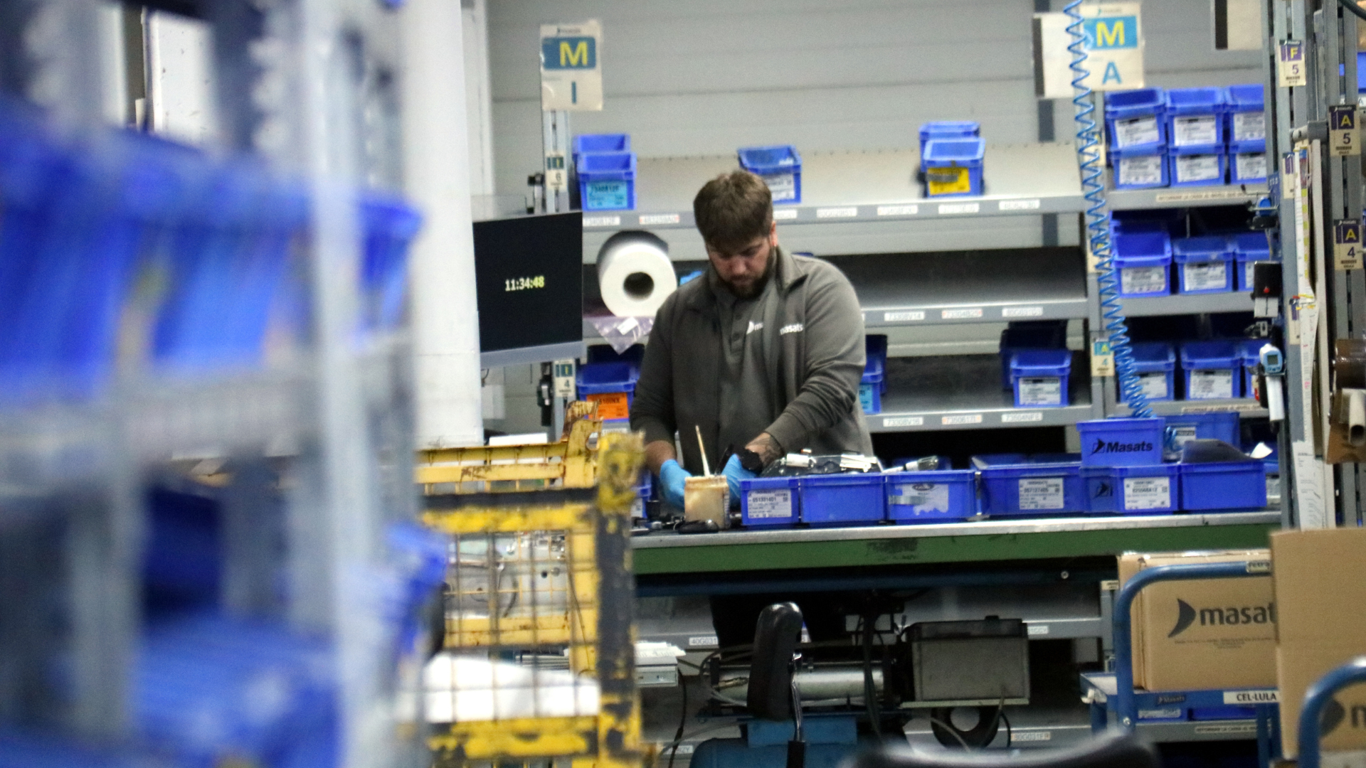 Un trabajador en la planta de Masats | Nia Escolà (ACN)
