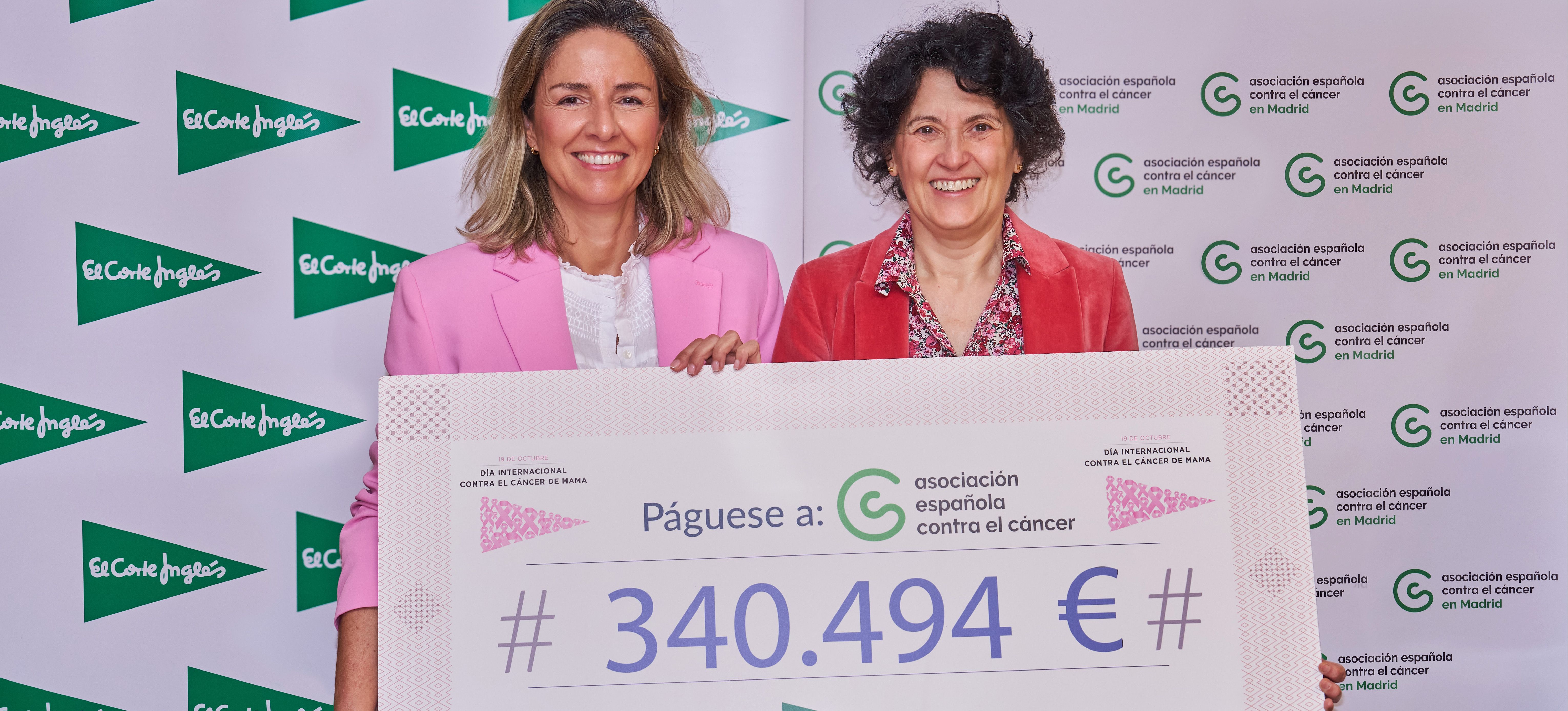 La directora corporativa de socios y desarrollo económico de la Asociación Española Contra el Cáncer, María Laviña, y la directora de comunicación de El Corte Inglés, Ester Uriol, en el acto de entrega del cheque | Cedida