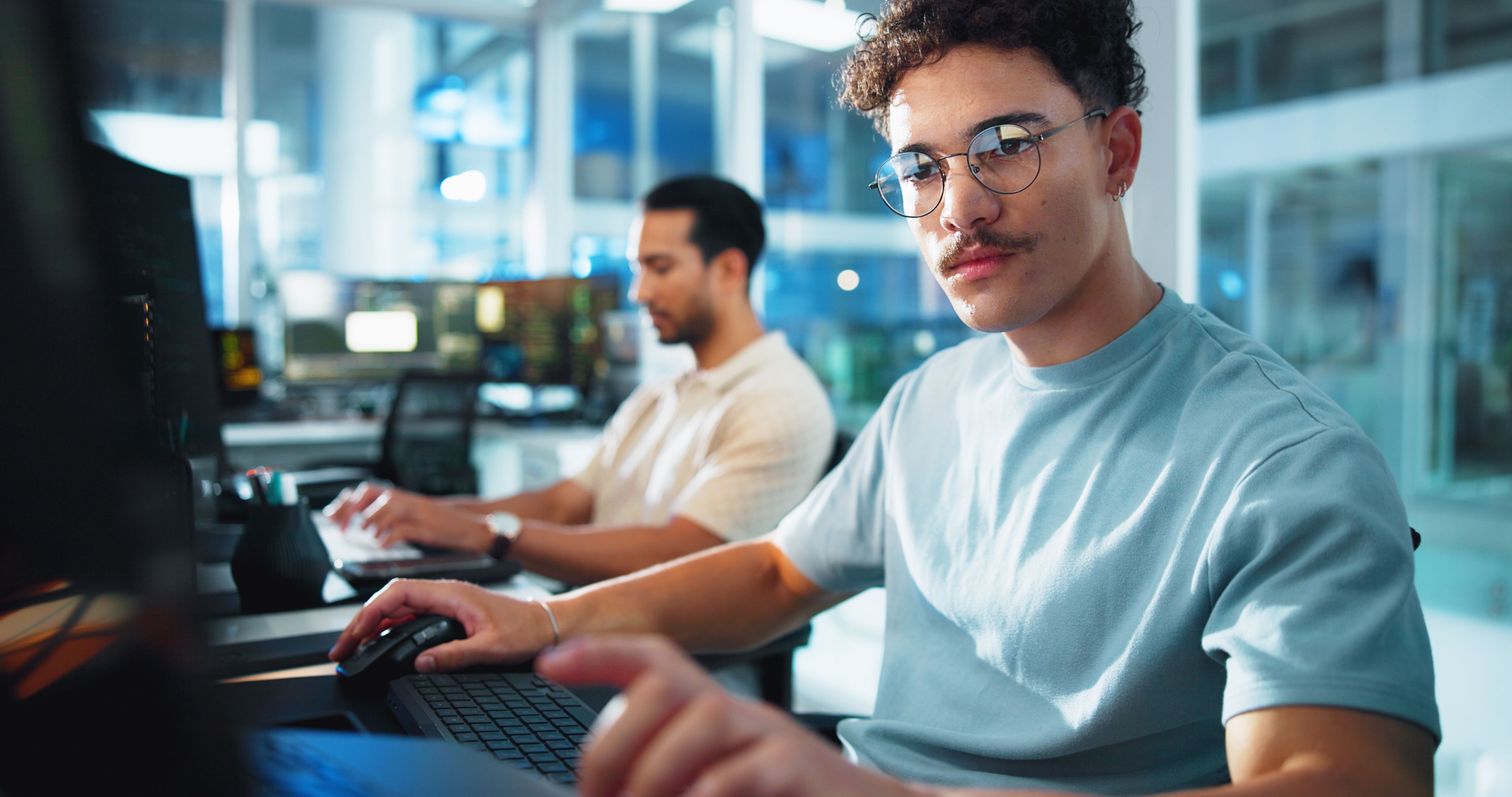 Hay 14,8 profesionales por cada plaza demandada en el sector digital y tecnológico de Barcelona, 4,5 veces menos que la media de la economía catalana | Jacob Wackerhausen (iStock)