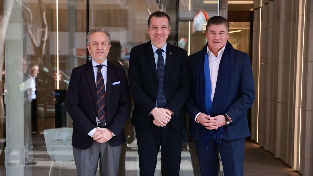 Carlos Puig de Travy (Col·legi d'Economistes), el conseller Òscar Ordeig i Antoni Cañete (Pimec) abans de l'acte de presentació de l'informe | Cedida per Pimec Carlos Puig de Travy (Col·legi d'Economistes), el conseller Òscar Ordeig i Antoni Cañete (Pimec) abans de l'acte de presentació de l'informe | Cedida per Pimec