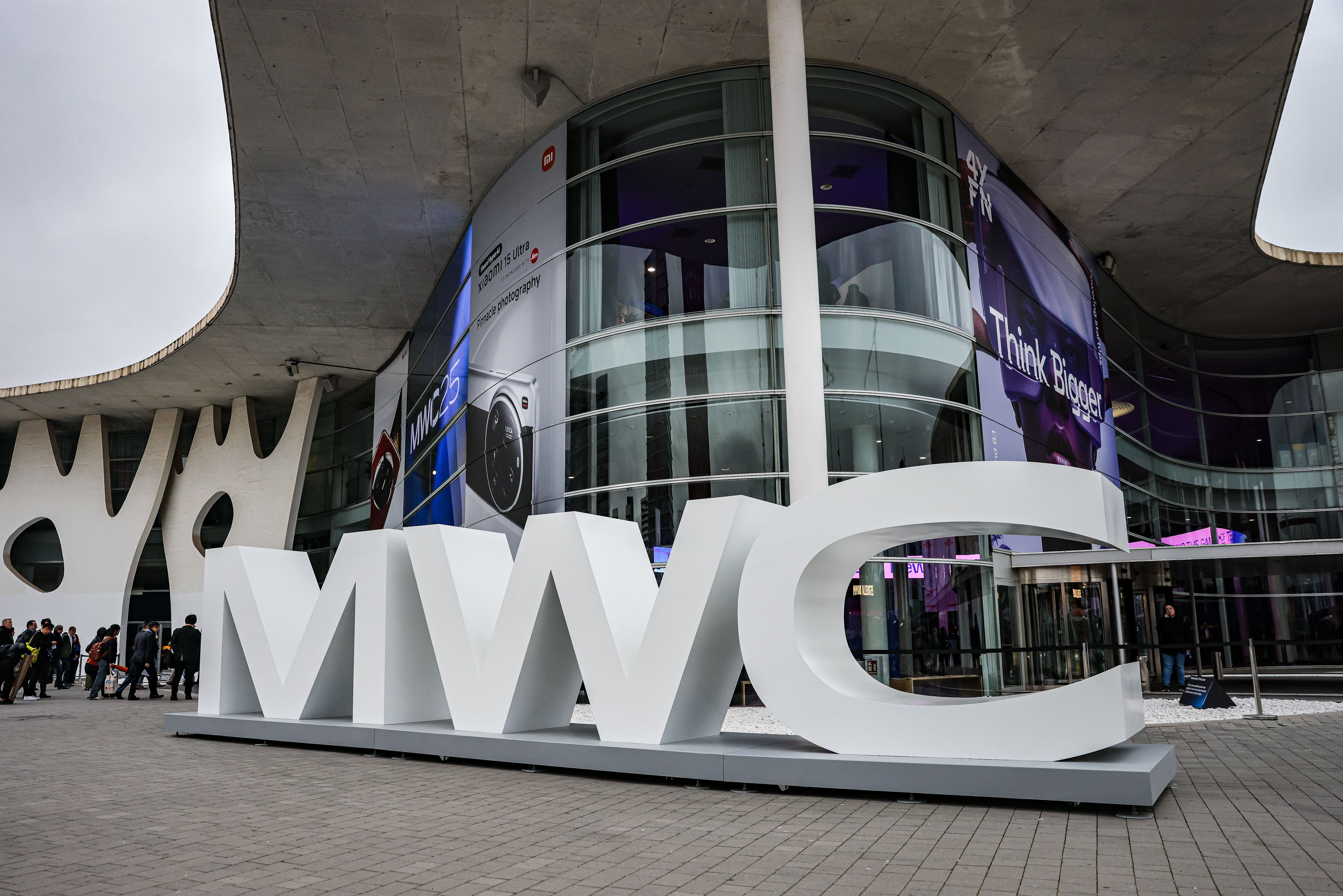 Logo del MWC a las puertas del congreso, en la edición de 2025 | Jordi Borràs (ACN)
