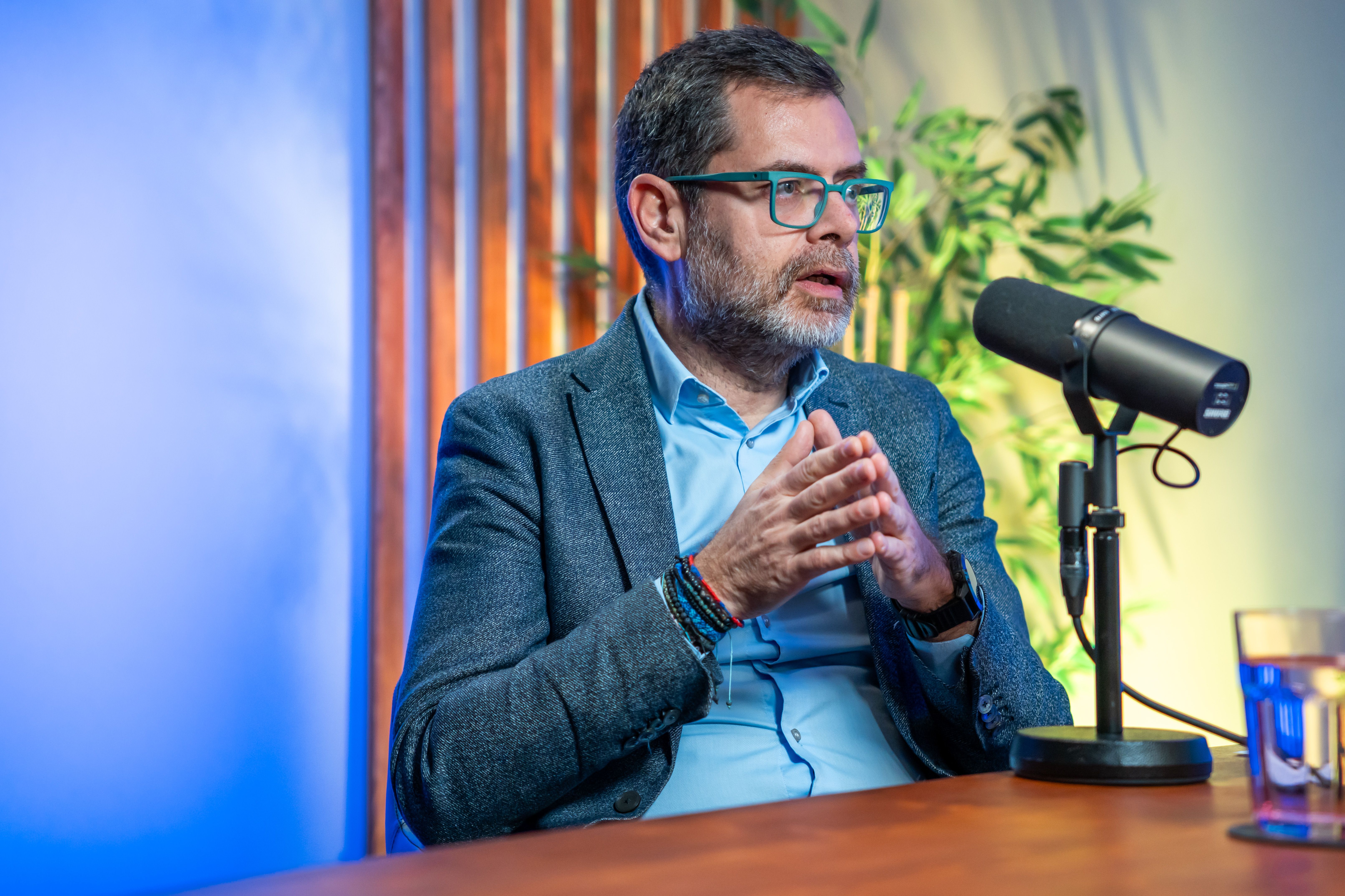 Oriol Alcoba en los estudios del pódcast 'L'empresa al dia', de VIA Empresa | Carolina Santos