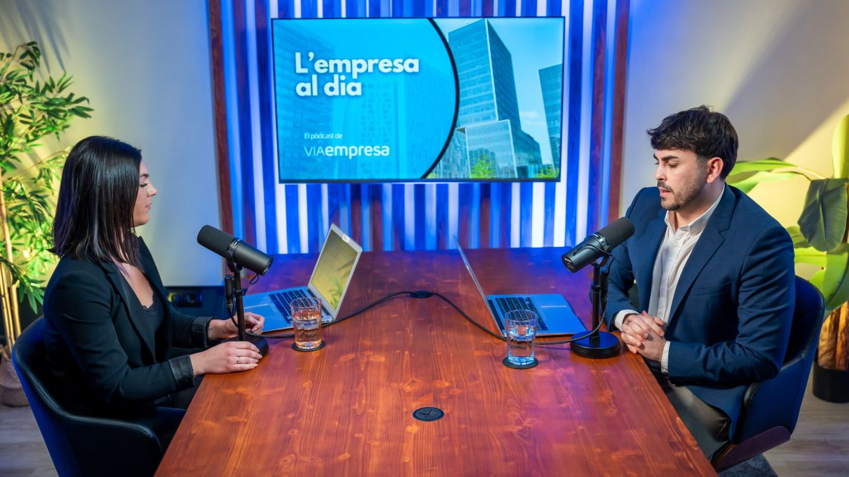 La periodista Ana M. González i el director de VIA Empresa, Carlos Rojas, durant la gravació del segon episodi de 'L'empresa al dia' | Carolina Santos