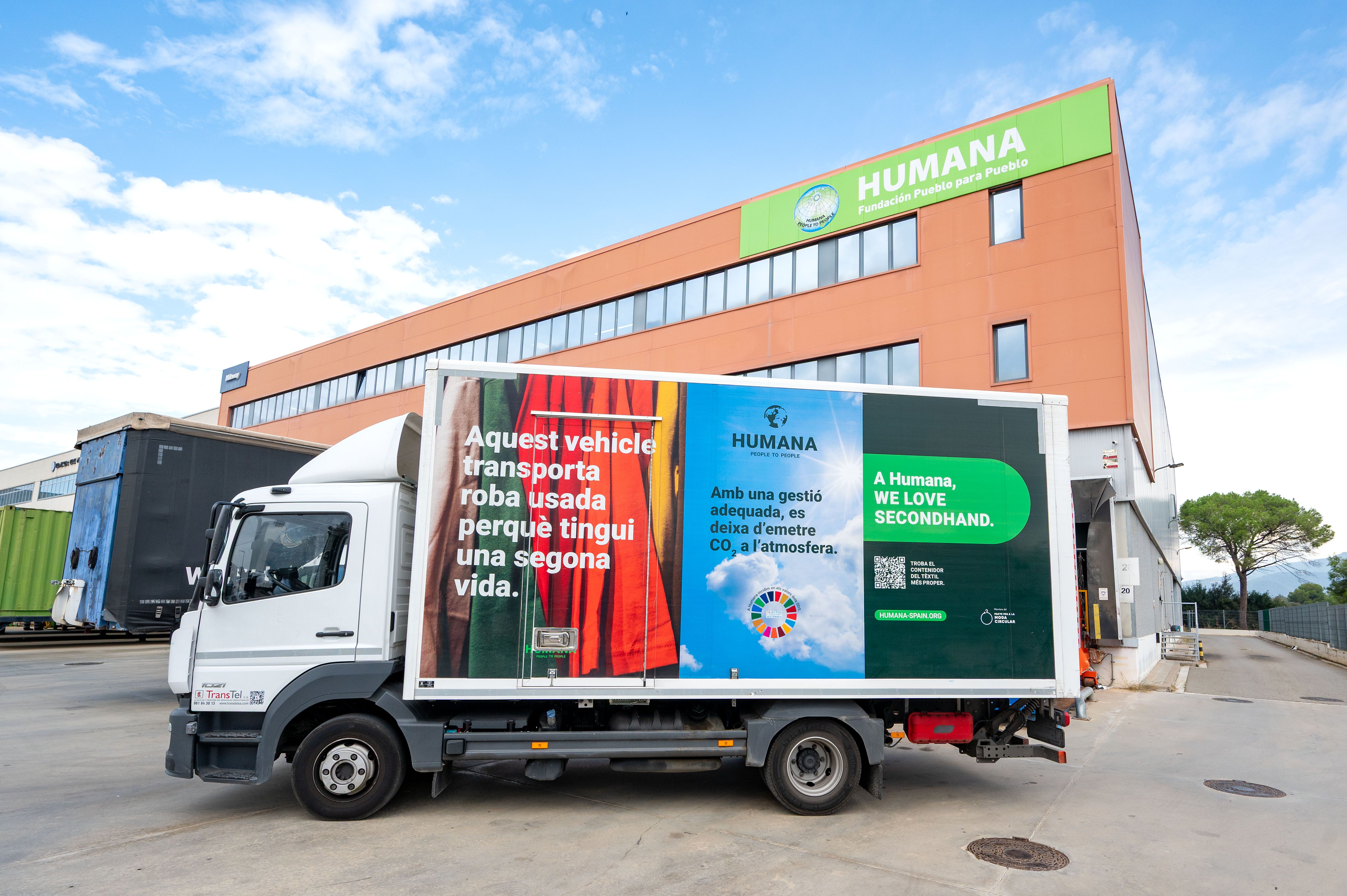 Un camión en la planta de clasificación de ropa usada de Humana, en la Ametlla del Vallès | Cedida