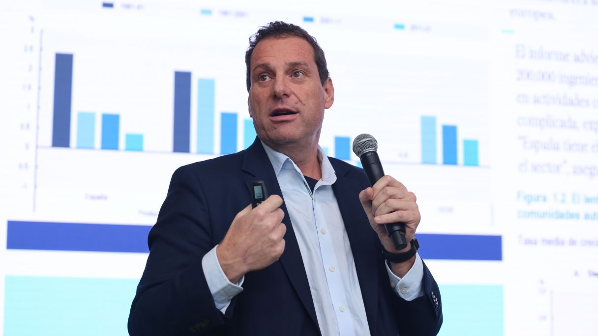 El catedrático Joan Torrent durante su ponencia inaugural en la cumbre industrial | Cedida por Pimec