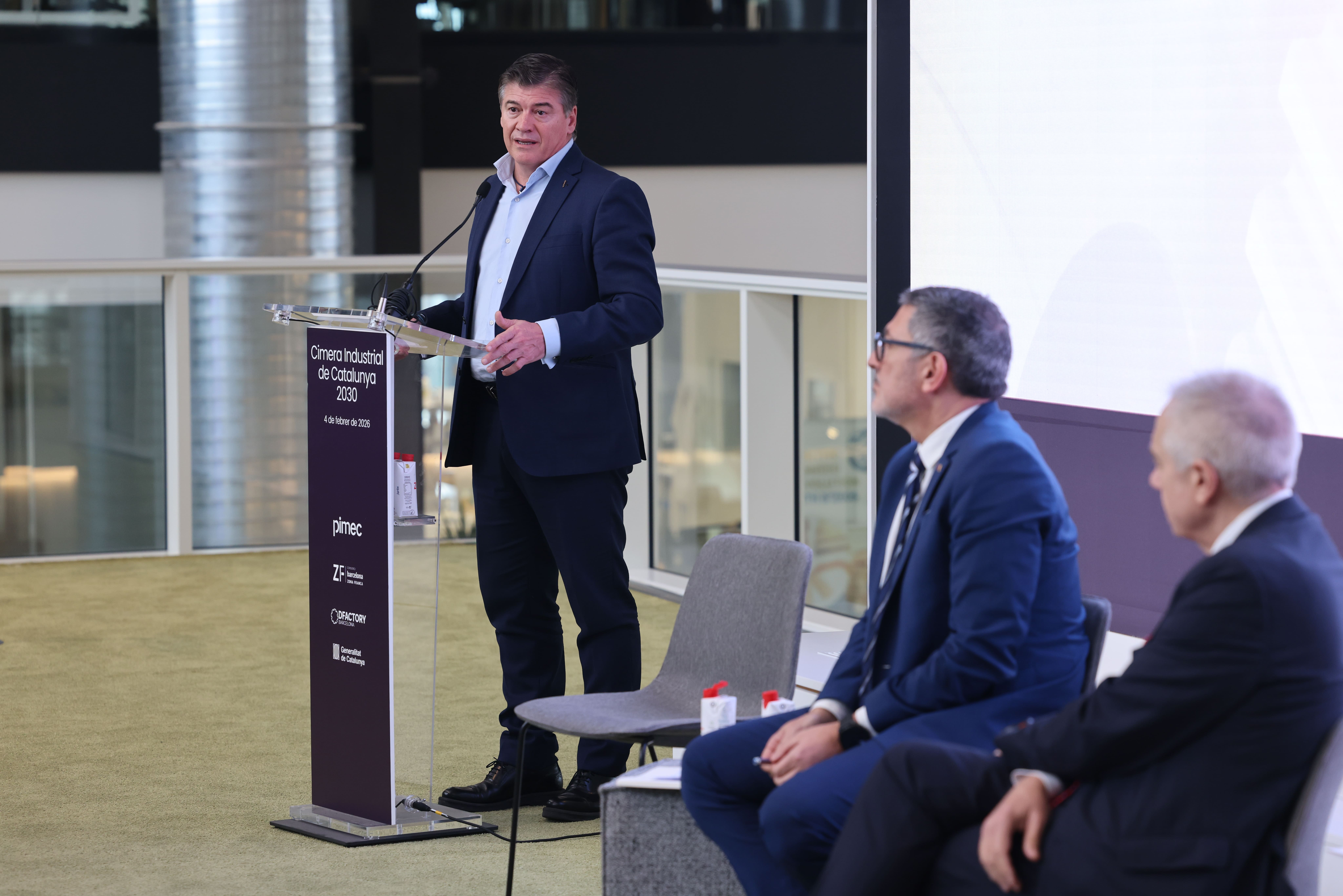 El president de Pimec, Antoni Cañete, intervé durant la cimera industrial de Pimec davant del conseller Sàmper i el delegat de l'Estat al CZFB, Pere Navarro | Cedida per Pimec