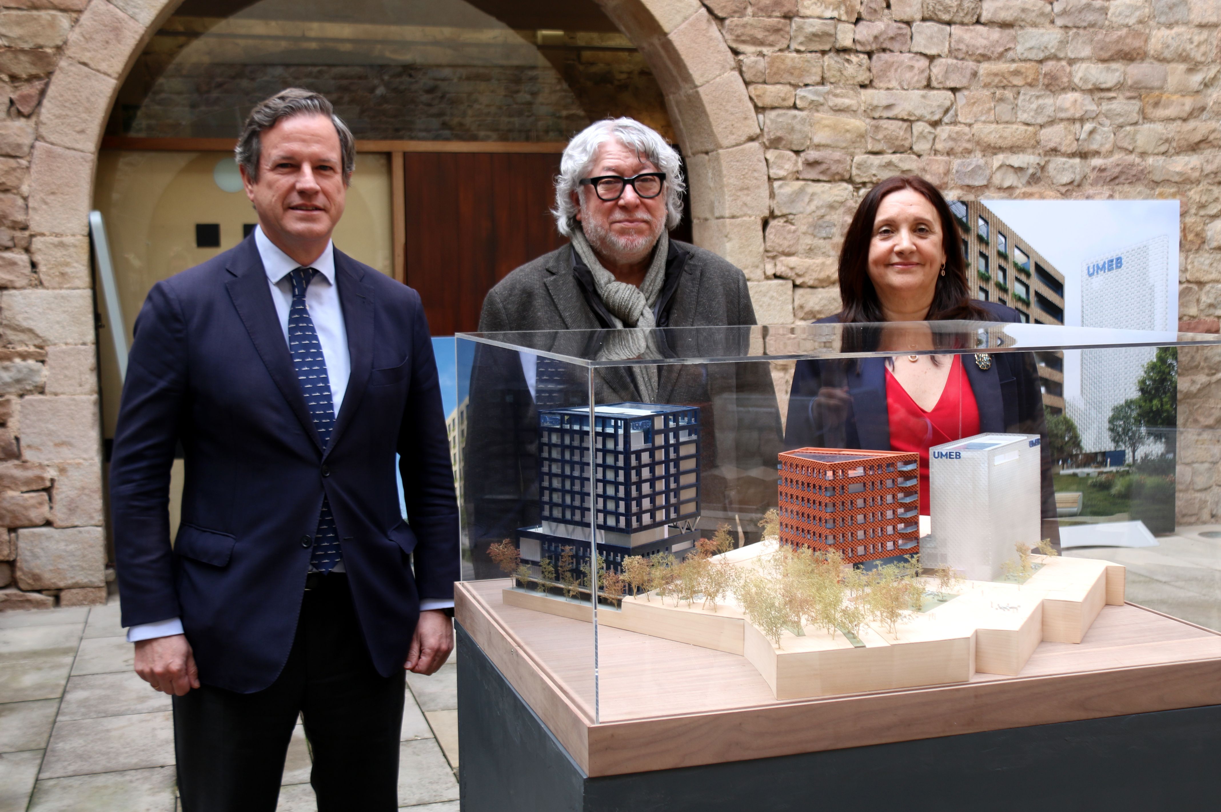 El president del Clúster Marítim Espanyol; Javier Garat, l'alcalde de Cornellà, Antonio Balmón, i la presidenta del Clúster Català d'Economia Blava, Iolanda Piedra | Àlex Recolons (ACN)
