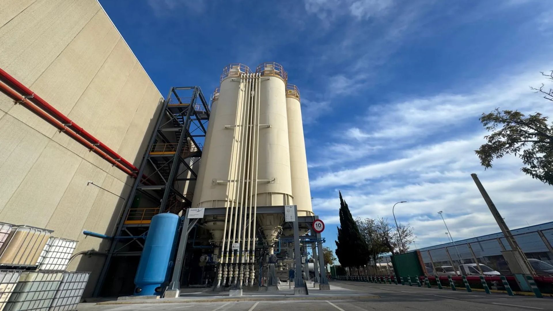 Planta d'AkzoNobel, a El Prat | EFE