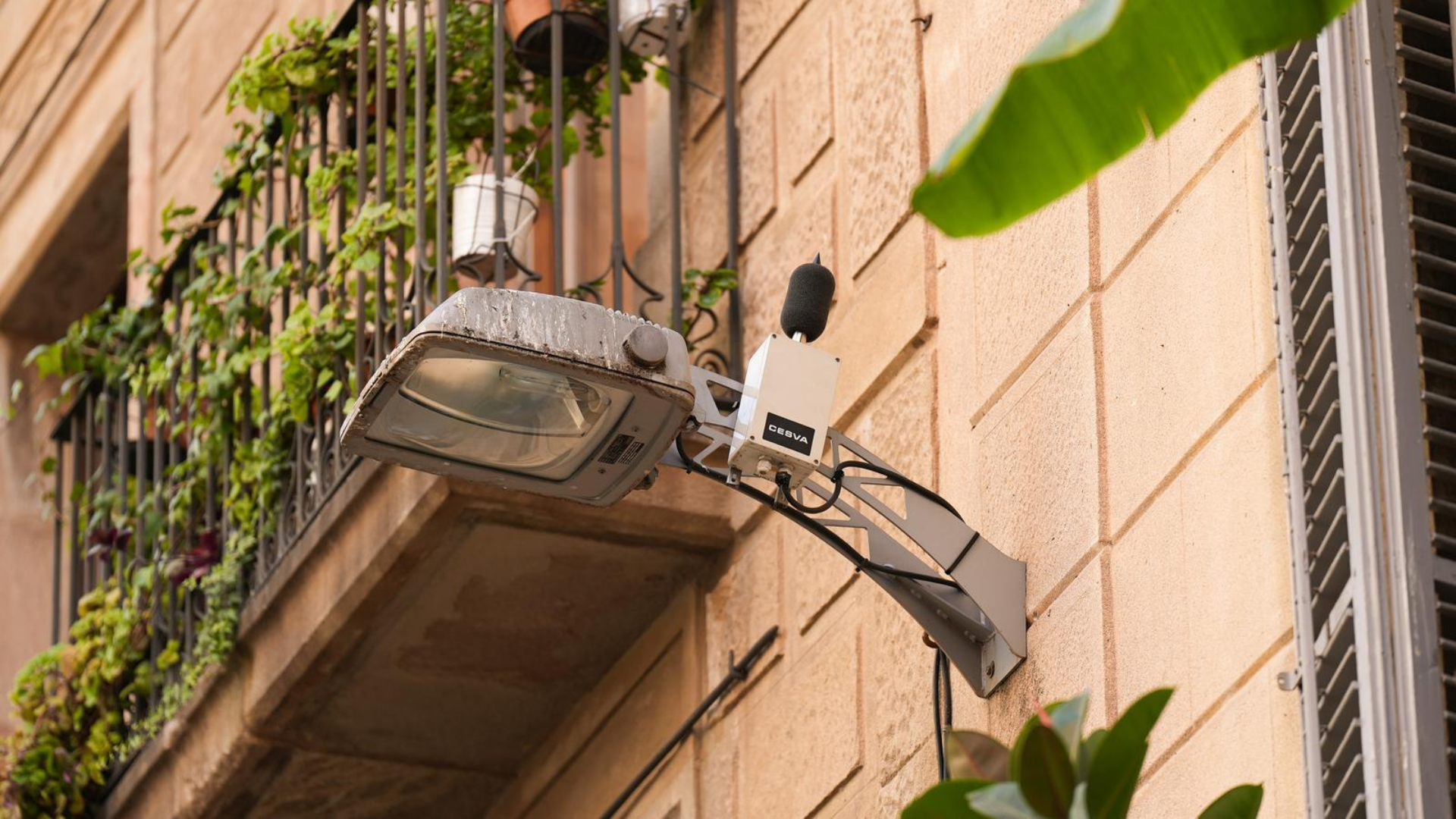 Uno de los sensores de Cesva ubicados en el alumbrado público para controlar el ruido | Ajuntament de Barcelona
