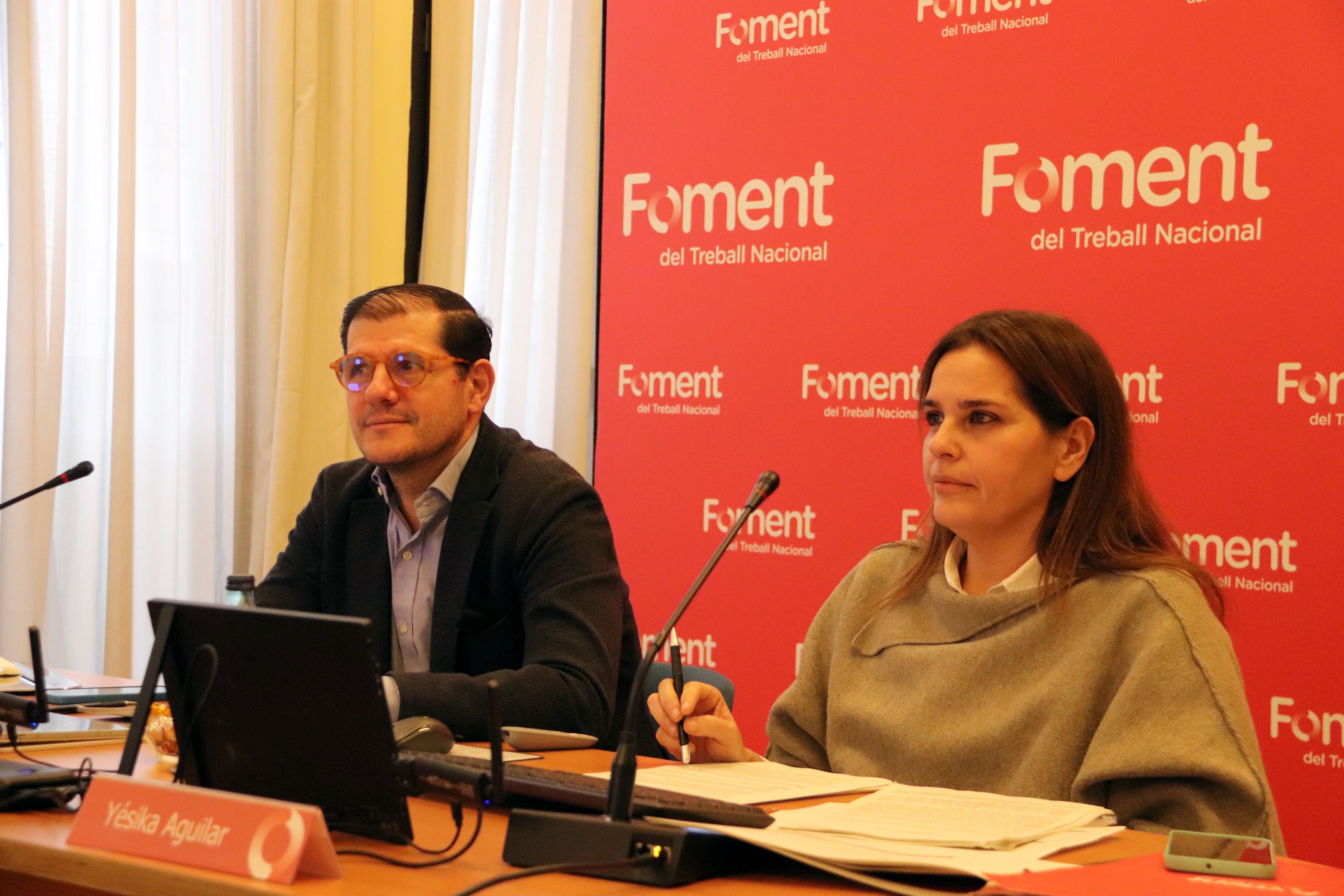 El president de la Comissió de Relacions Laborals i de Recursos Humans de Foment del Treball, Luis Pérez, i la directora del departament de Relacions Laborals i Afers Socials de Foment, Yésika Aguilar| Gerard Escaich Folch (ACN)