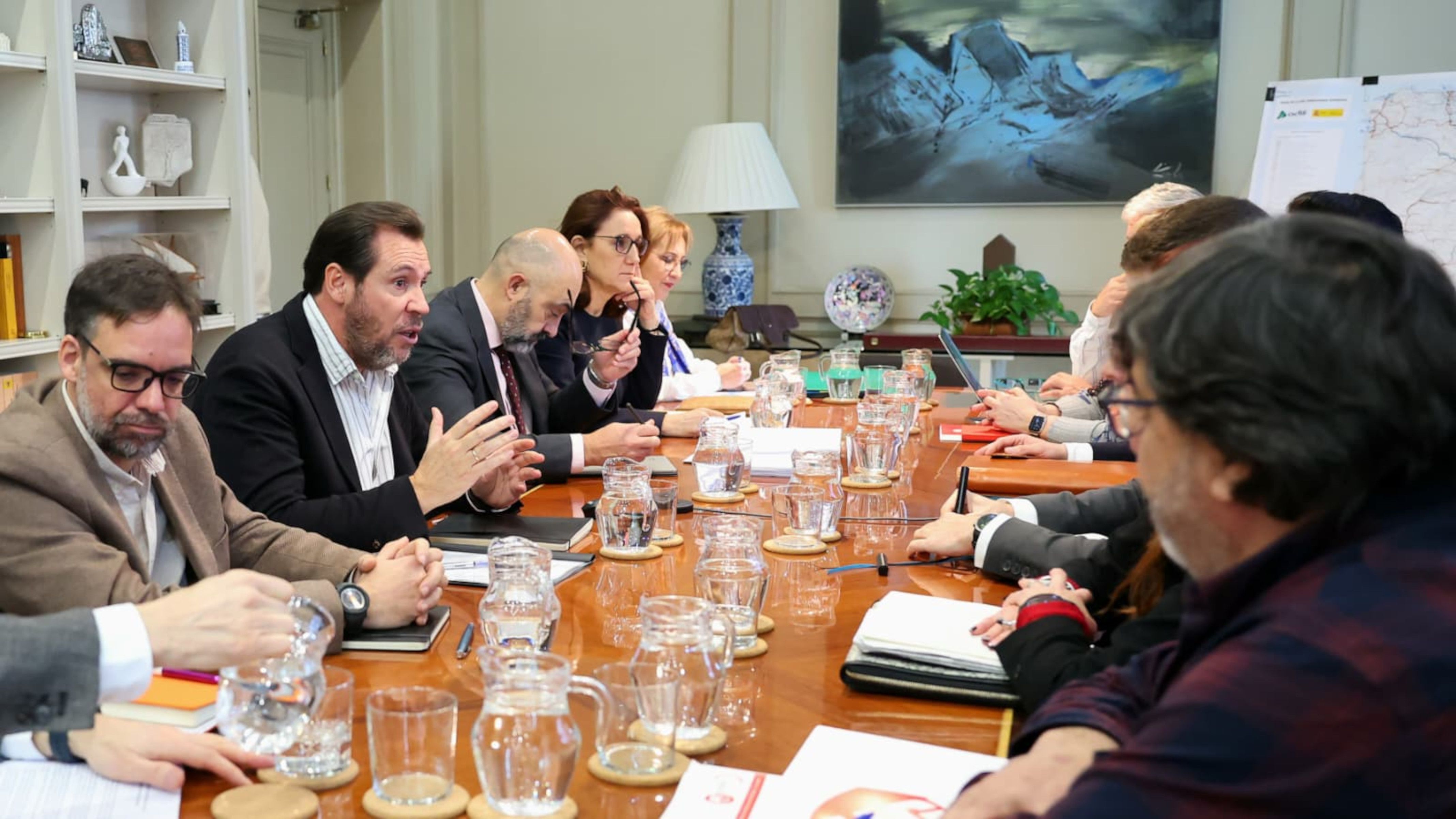 El ministro de Transportes, Óscar Puente, en la segunda reunión con los sindicatos de Renfe y Adif, el jueves 5 de febrero | Ministeri de Transports